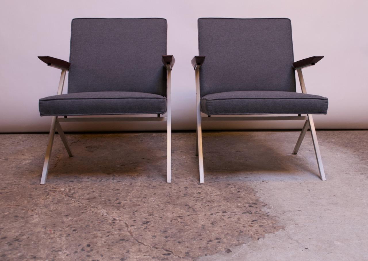Mid-20th Century Pair of Model R-83 Armchairs by Ladislav Rado for Knoll & Drake For Sale