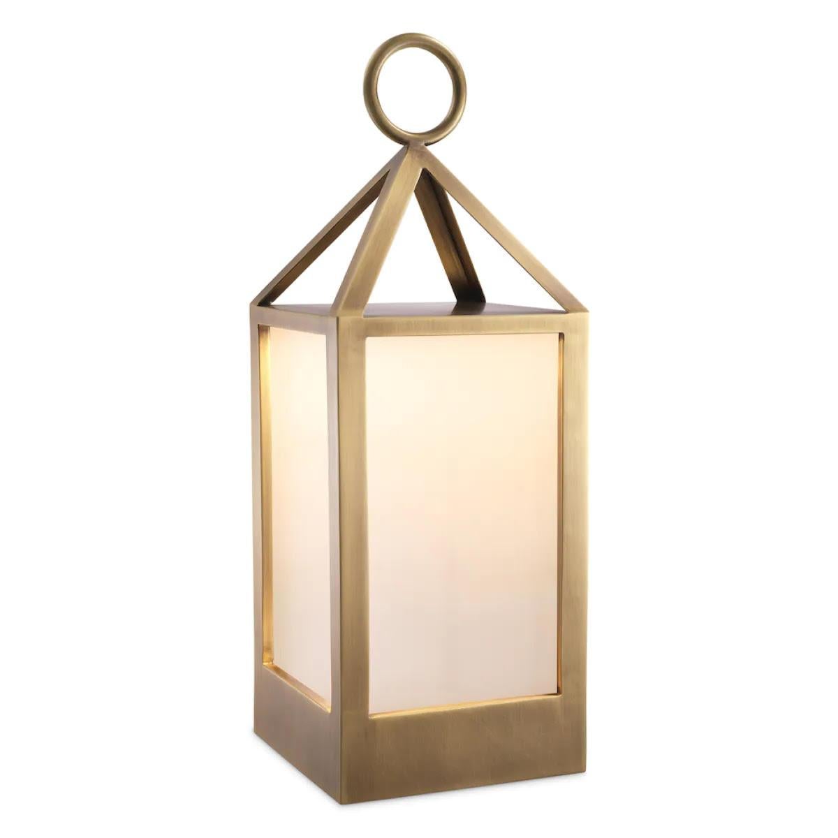 Ein Paar Model S Außenlampen, Messing antik, weißes Glas.

Beleuchten Sie Ihren Außenbereich mit dem bezaubernden Charme der Außenleuchte Model S. Die Kombination aus antikem Messing und elegantem weißen Glas strahlt zeitlose Raffinesse aus.
Diese