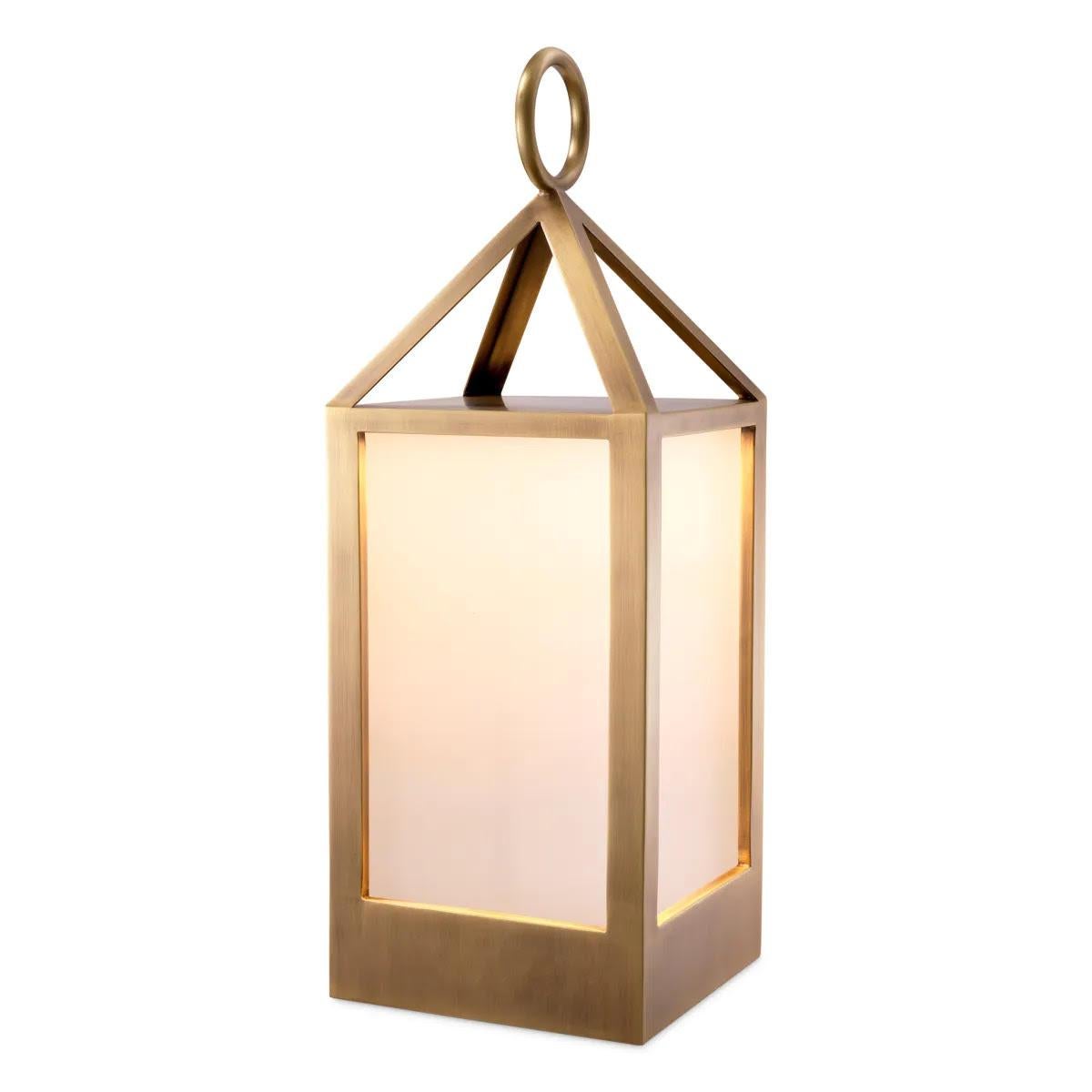 Paar Model No. Außenlampen, Messing antik, weißes Glas. (Französisch) im Angebot