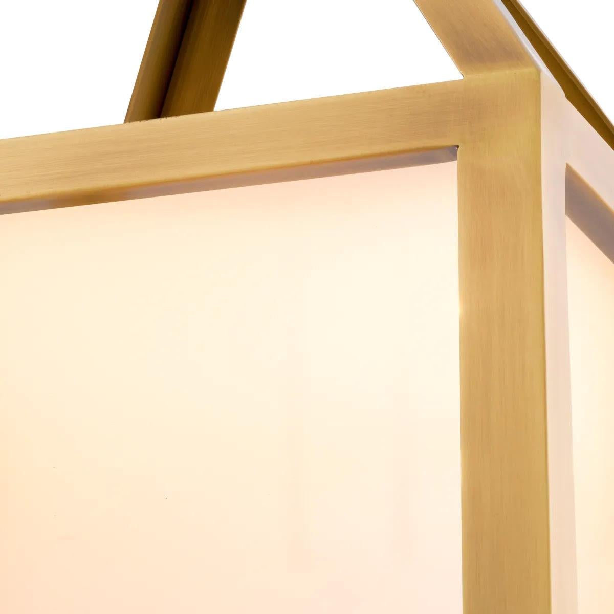 Paar Model No. Außenlampen, Messing antik, weißes Glas. im Angebot 1
