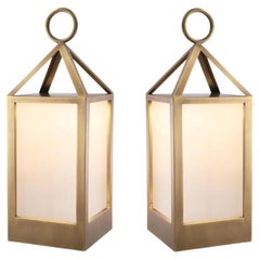 Pareja de Lámparas de Exterior Modelo S, Acabado Latón Antiguo, Cristal Blanco.