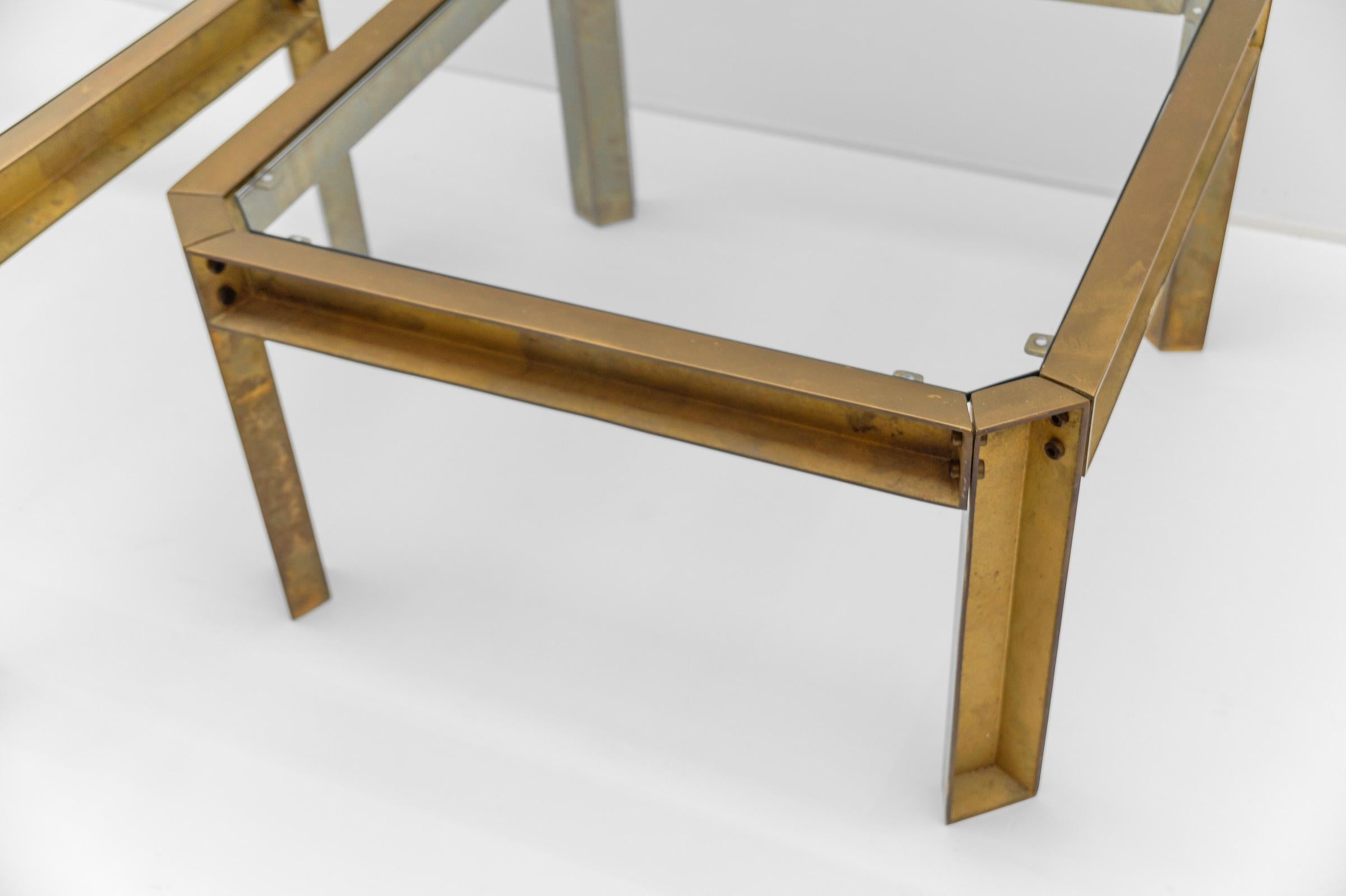 Paire de tables d'appoint ou de tables basses modèle T09 en laiton et verre par Peter Ghyczy, 1970 en vente 3