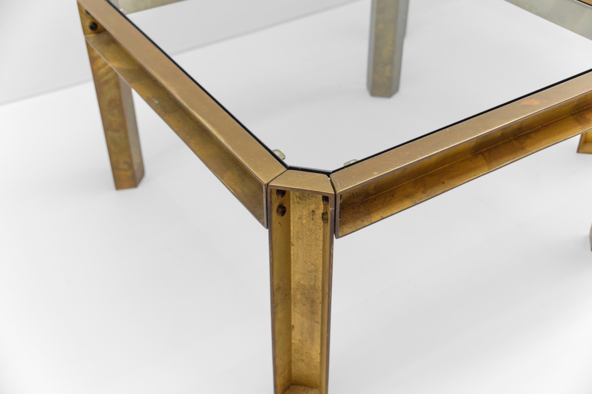 Paire de tables d'appoint ou de tables basses modèle T09 en laiton et verre par Peter Ghyczy, 1970 en vente 4