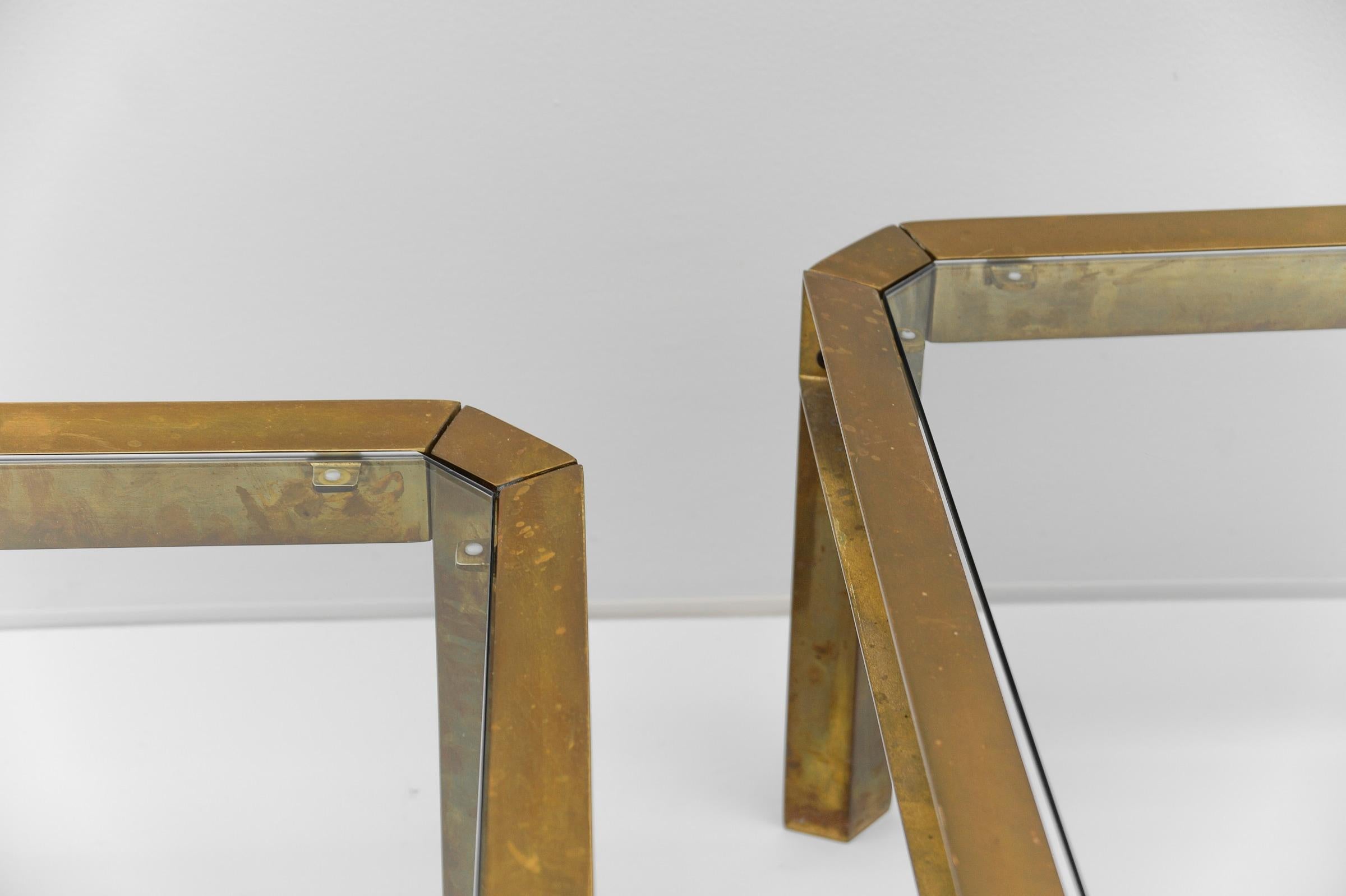 Paire de tables d'appoint ou de tables basses modèle T09 en laiton et verre par Peter Ghyczy, 1970 en vente 5