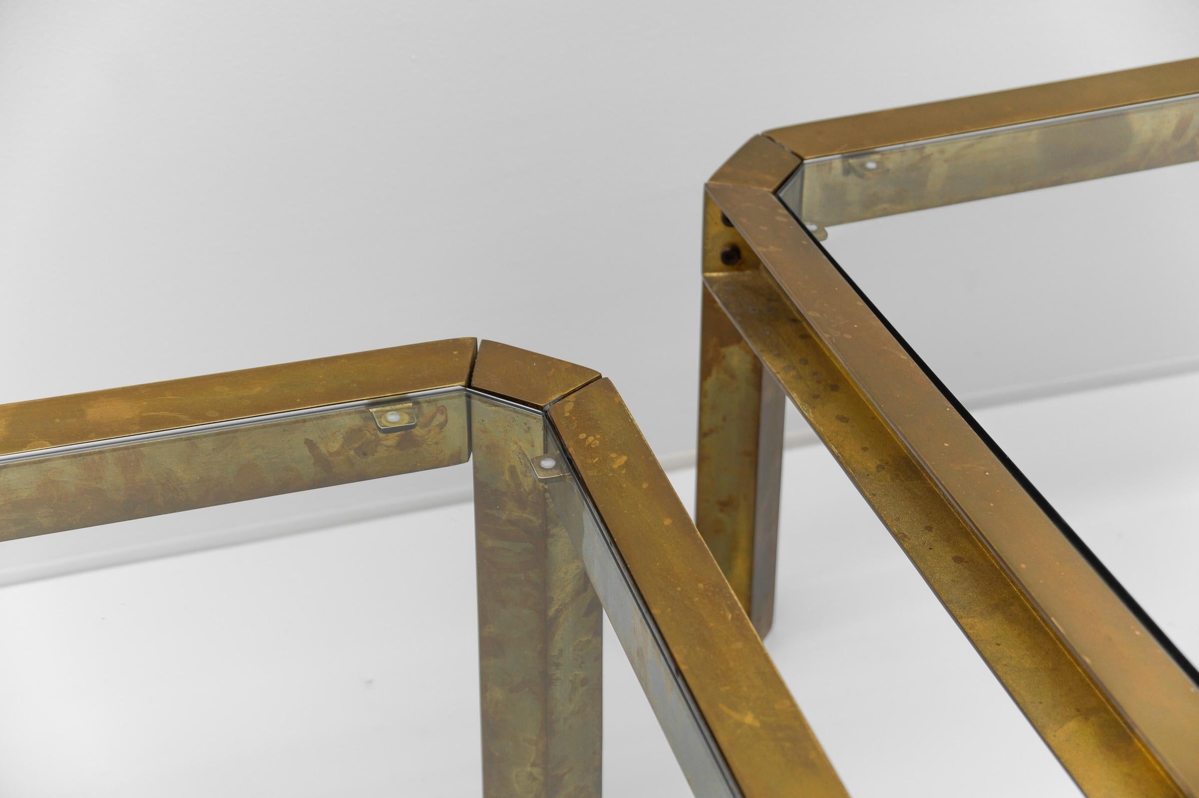 Paire de tables d'appoint ou de tables basses modèle T09 en laiton et verre par Peter Ghyczy, 1970 en vente 6