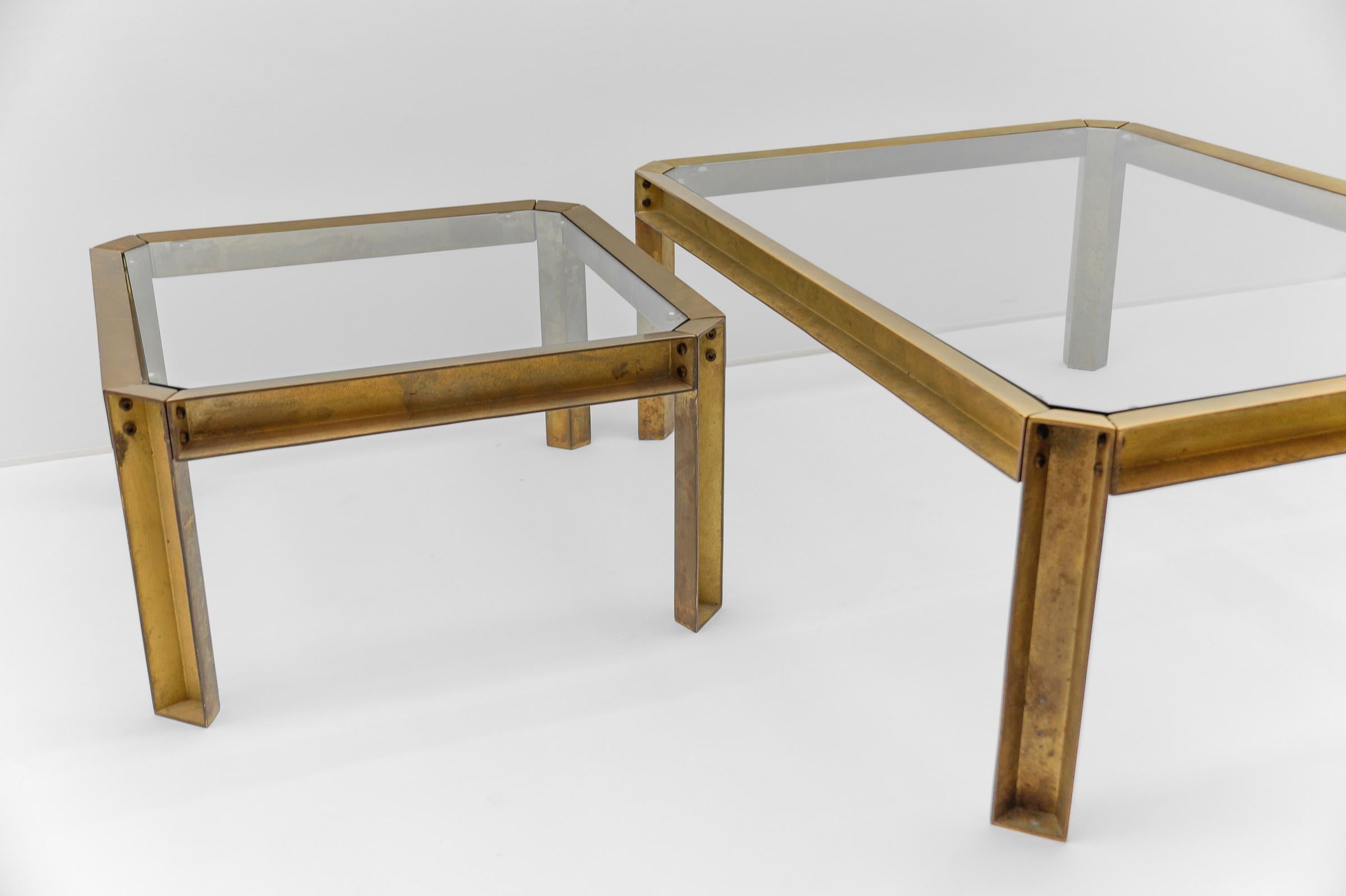Paire de tables d'appoint ou de tables basses modèle T09 en laiton et verre par Peter Ghyczy, 1970 en vente 9