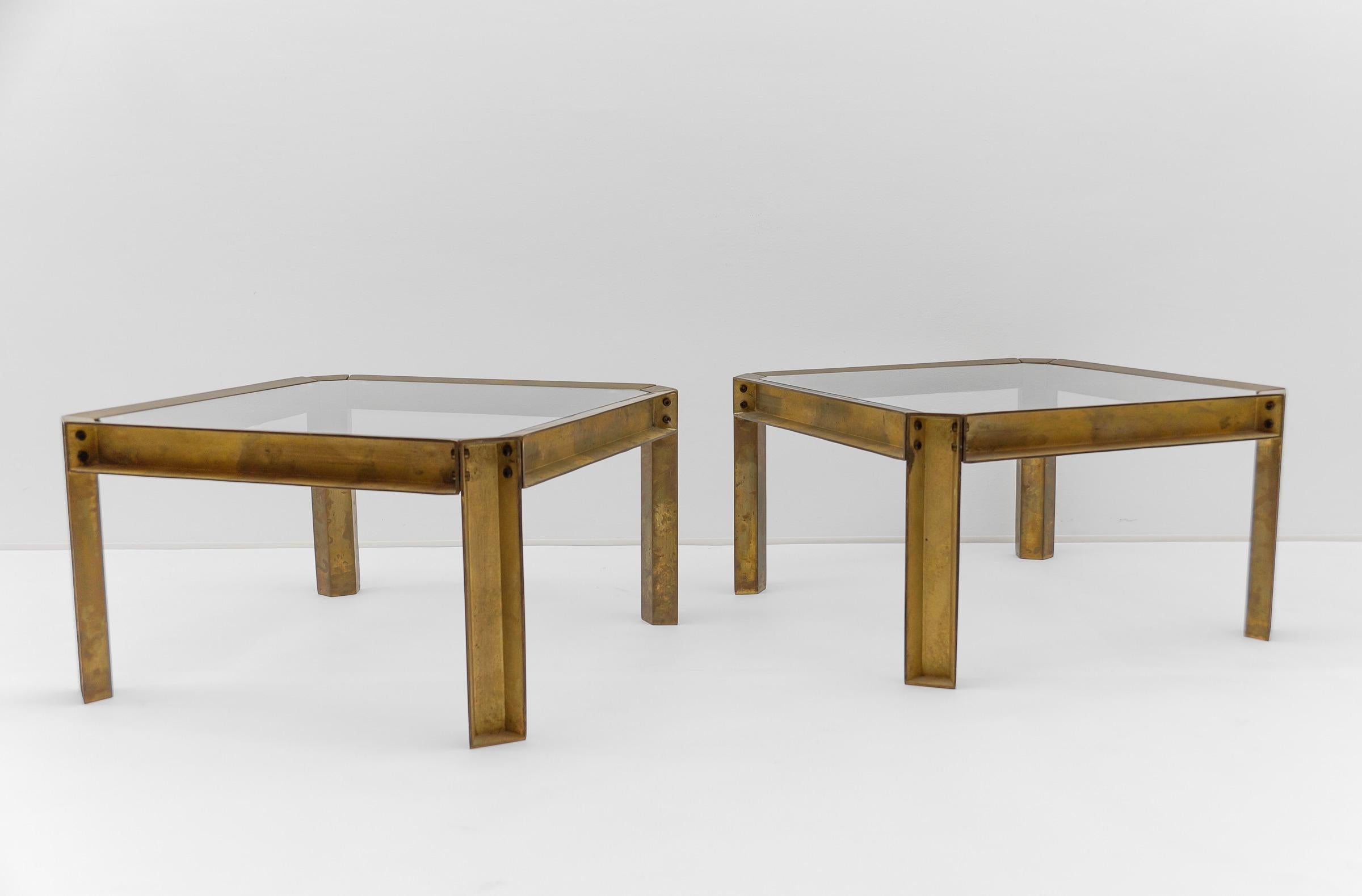 Nous avons encore la grande table basse assortie de la série T09. Voir les quatre dernières photos.

Il y a quelques rayures sur un côté de la vitre, rien de grave, tout à fait apte à vivre. Pieds en laiton présentant des signes d'usure.