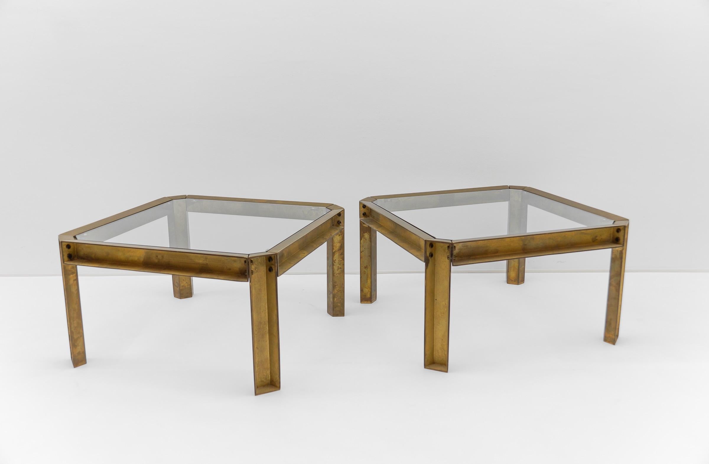 Hollywood Regency Paire de tables d'appoint ou de tables basses modèle T09 en laiton et verre par Peter Ghyczy, 1970 en vente
