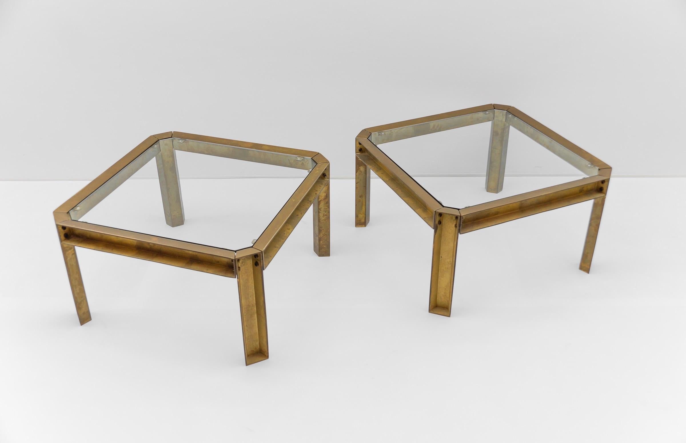 Allemand Paire de tables d'appoint ou de tables basses modèle T09 en laiton et verre par Peter Ghyczy, 1970 en vente