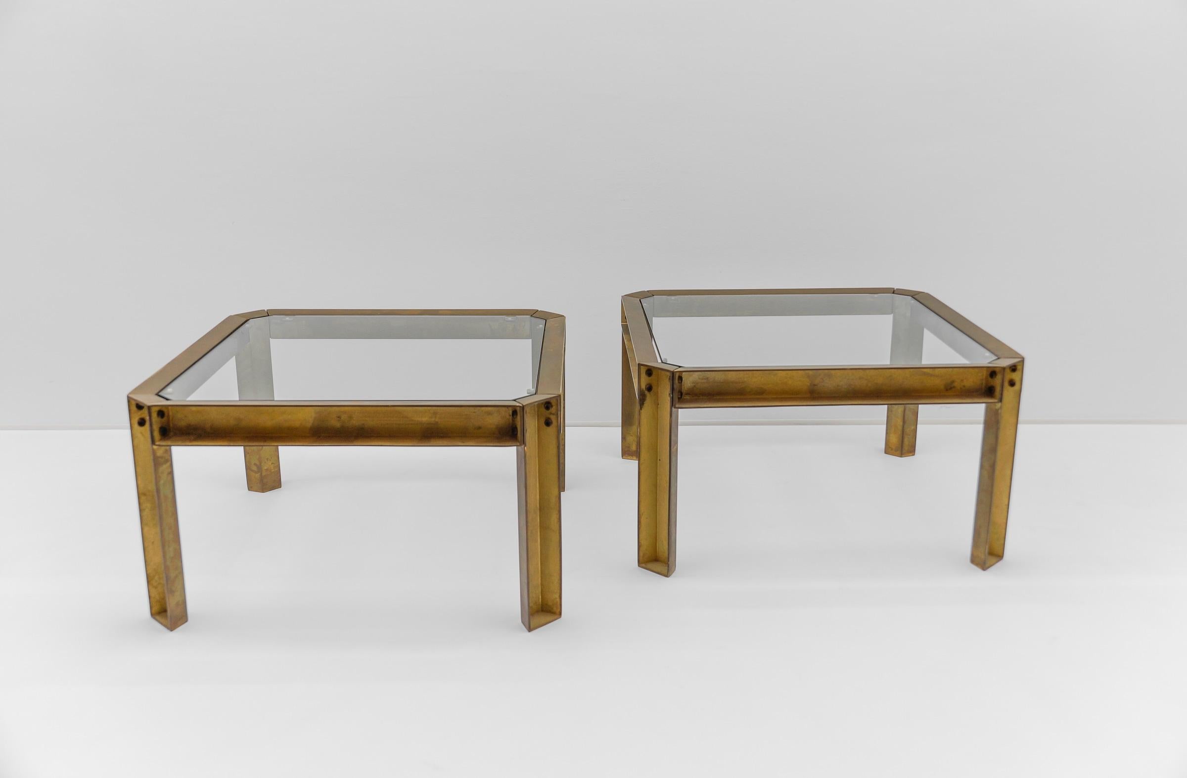 Paire de tables d'appoint ou de tables basses modèle T09 en laiton et verre par Peter Ghyczy, 1970 Bon état - En vente à Nürnberg, Bayern