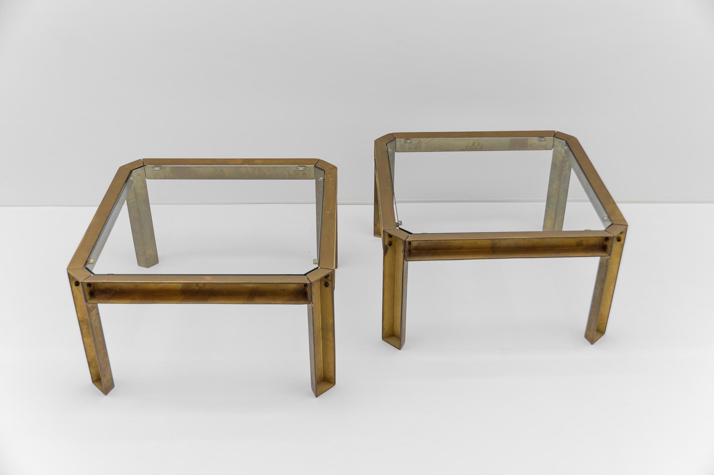 Milieu du XXe siècle Paire de tables d'appoint ou de tables basses modèle T09 en laiton et verre par Peter Ghyczy, 1970 en vente