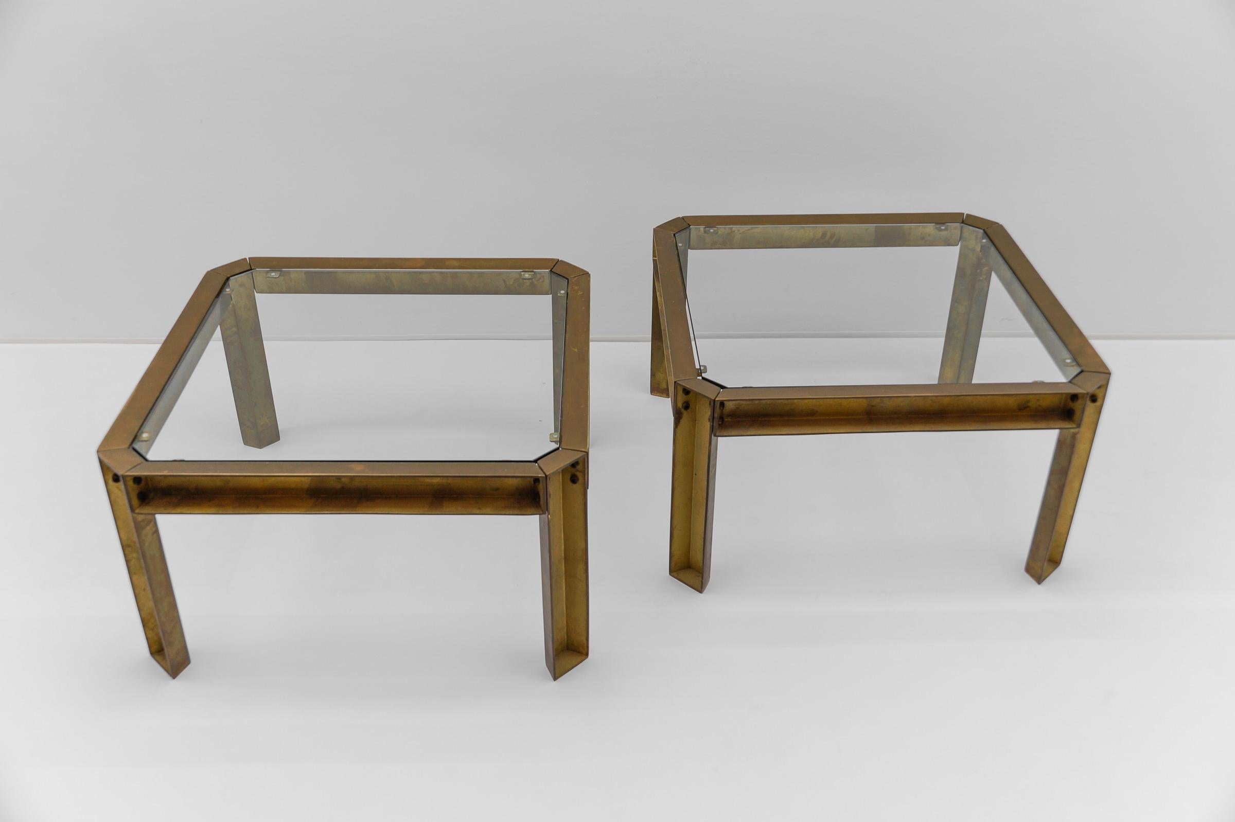 Métal Paire de tables d'appoint ou de tables basses modèle T09 en laiton et verre par Peter Ghyczy, 1970 en vente