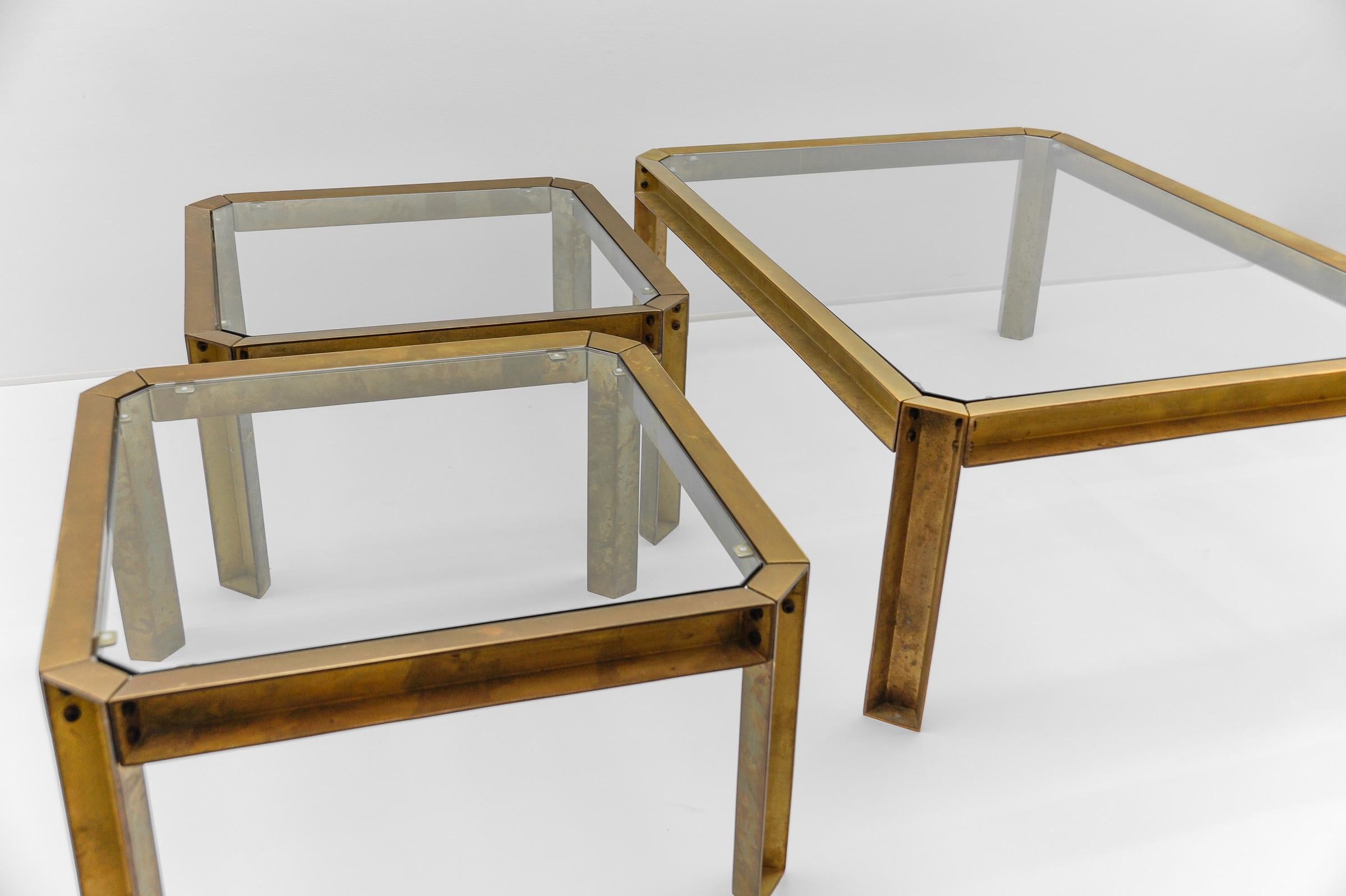 Paire de tables d'appoint ou de tables basses modèle T09 en laiton et verre par Peter Ghyczy, 1970 en vente 1