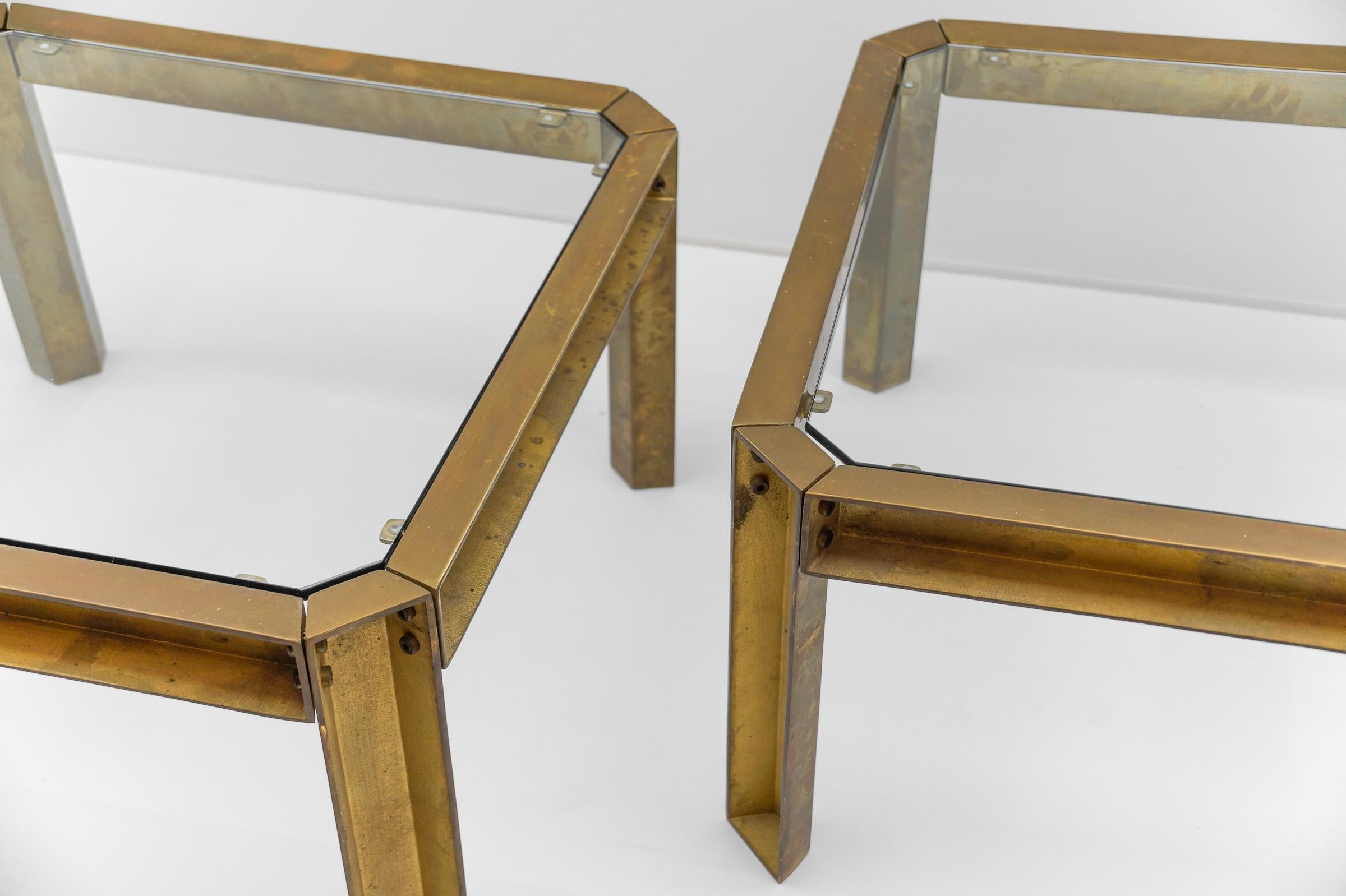 Paire de tables d'appoint ou de tables basses modèle T09 en laiton et verre par Peter Ghyczy, 1970 en vente 2