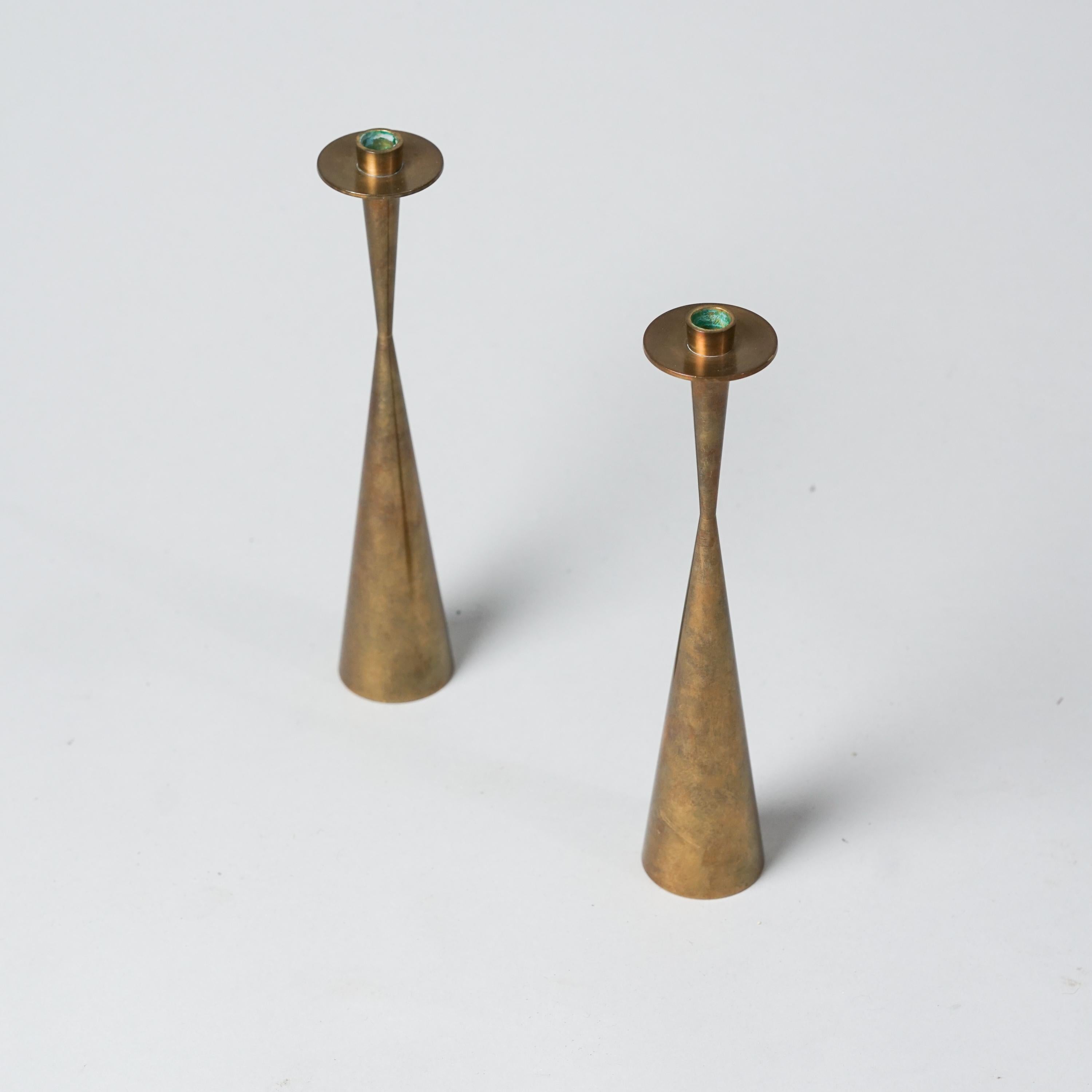 Pair of model TW 189 candlesticks, designed by Tapio Wirkkala, manufactured by Kultakeskus OY, 1970s. Bronze. Marked. Good vintage condition, patina consistent with age and use. The candlesticks are sold as a set. Beautiful Scandinavian Modern