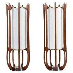 Pareja de lámparas de sobremesa Modeline Modelo 635 de nogal esculpido en forma de cilindro