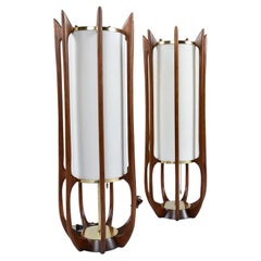 Coppia di lampade da tavolo Modeline Model 635 a forma di cilindro scolpito in noce