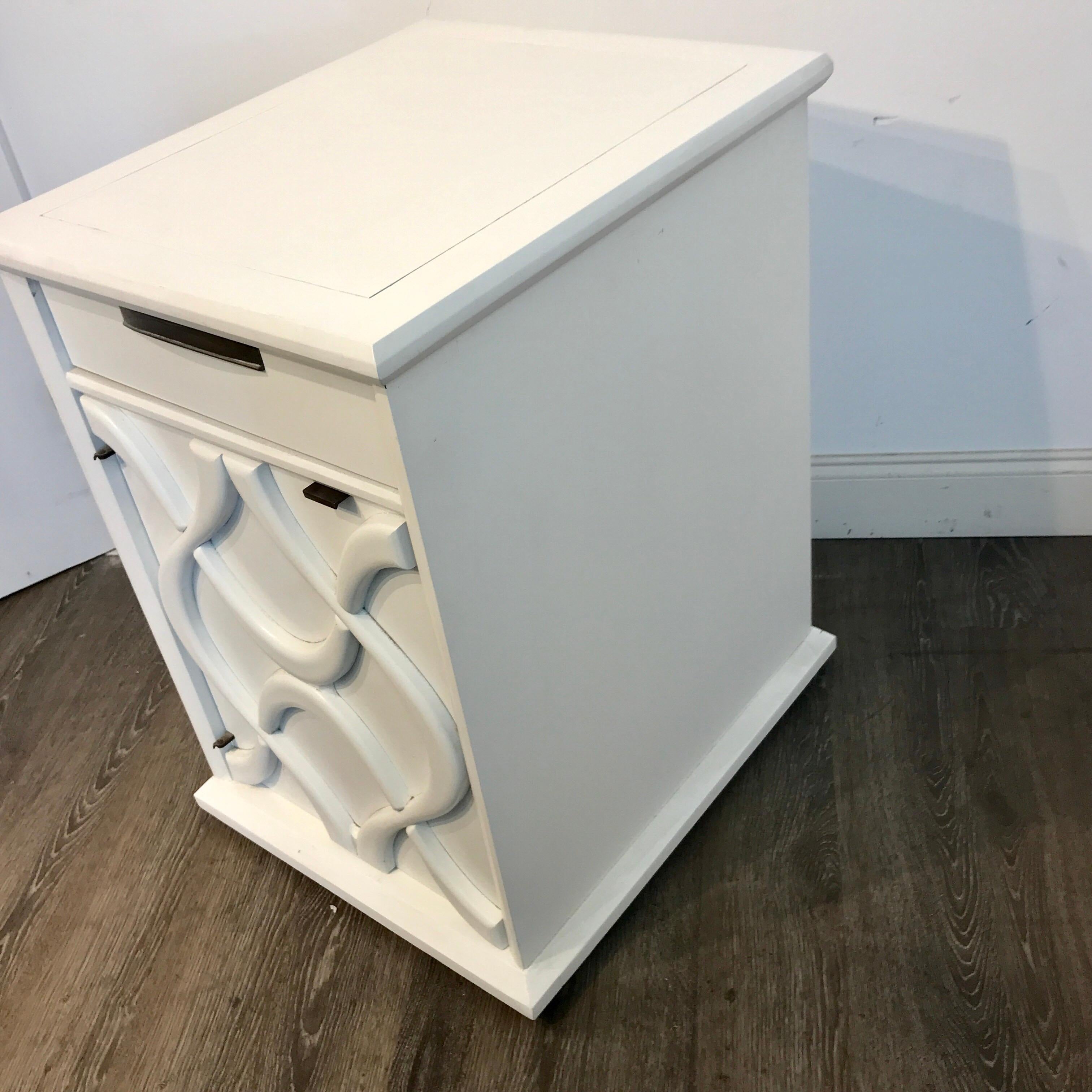 Pair of Moderage Sculptural Parzinger White Lacquered King Size Nightstands For Sale 3