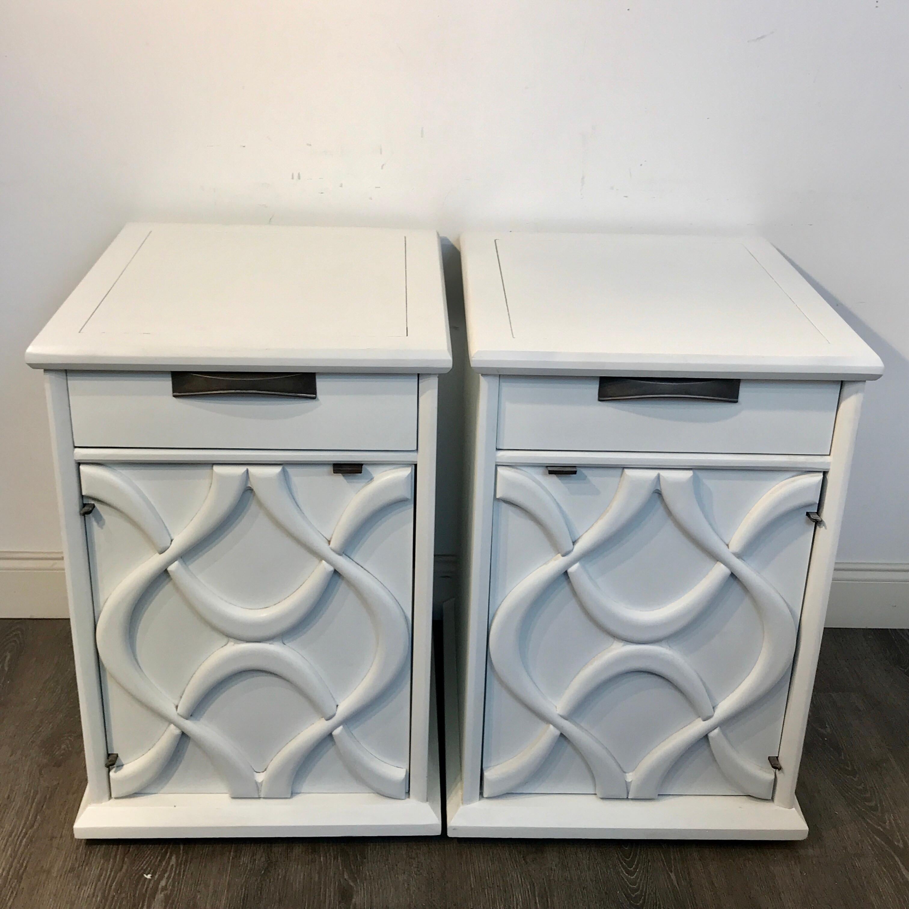 Mid-Century Modern Pair of Moderage Sculptural Parzinger White Lacquered King Size Nightstands For Sale