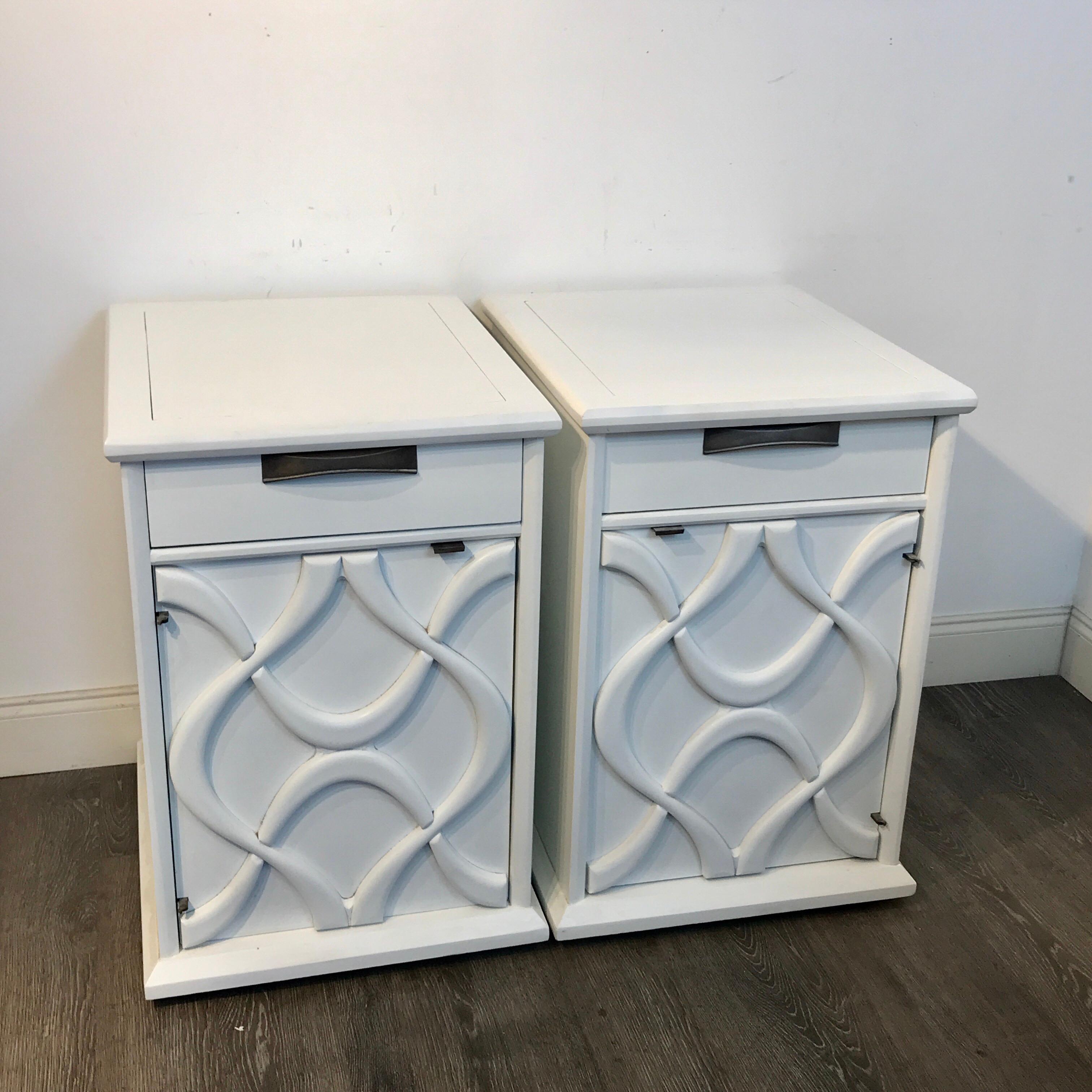 American Pair of Moderage Sculptural Parzinger White Lacquered King Size Nightstands For Sale