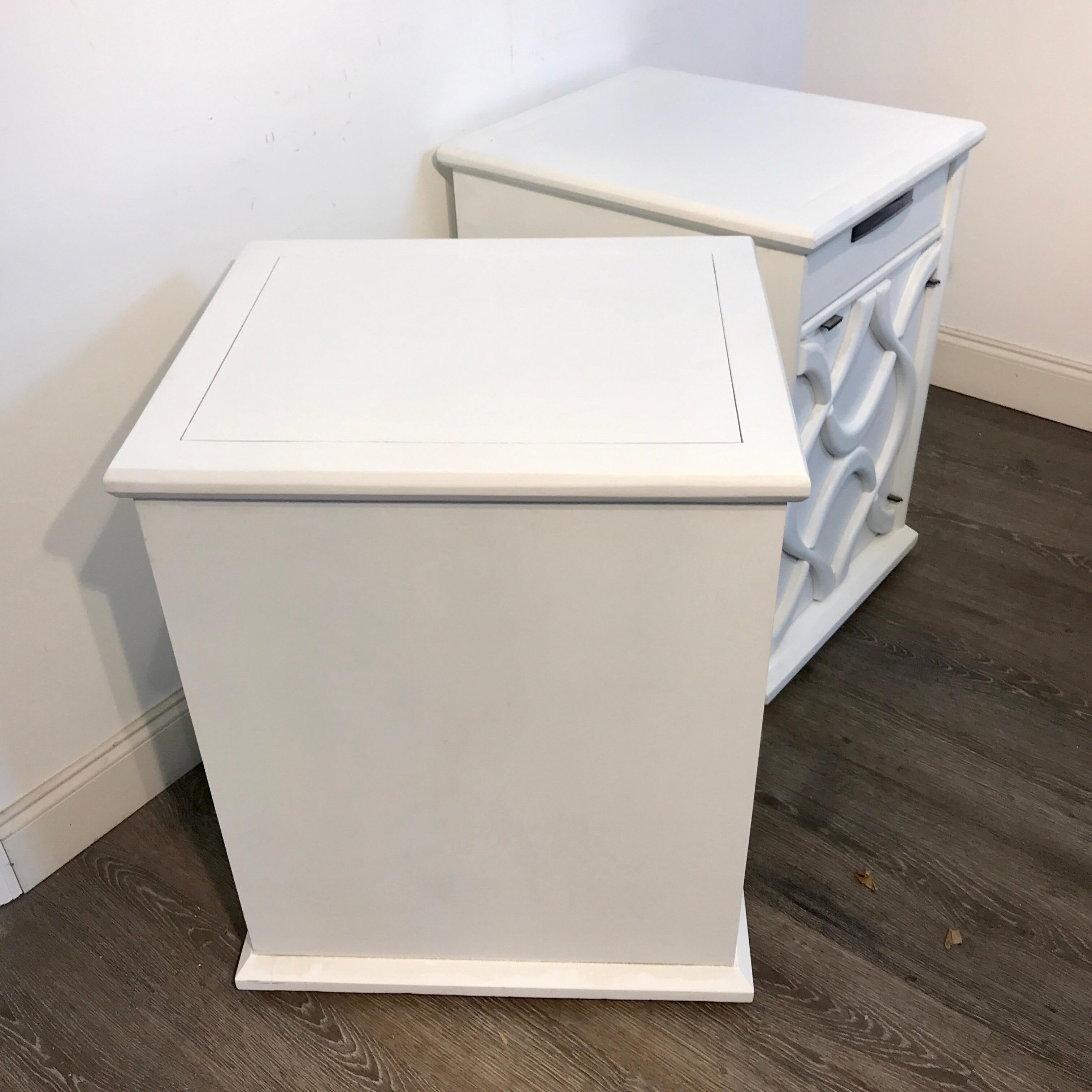 Pair of Moderage Sculptural Parzinger White Lacquered King Size Nightstands In Good Condition For Sale In West Palm Beach, FL