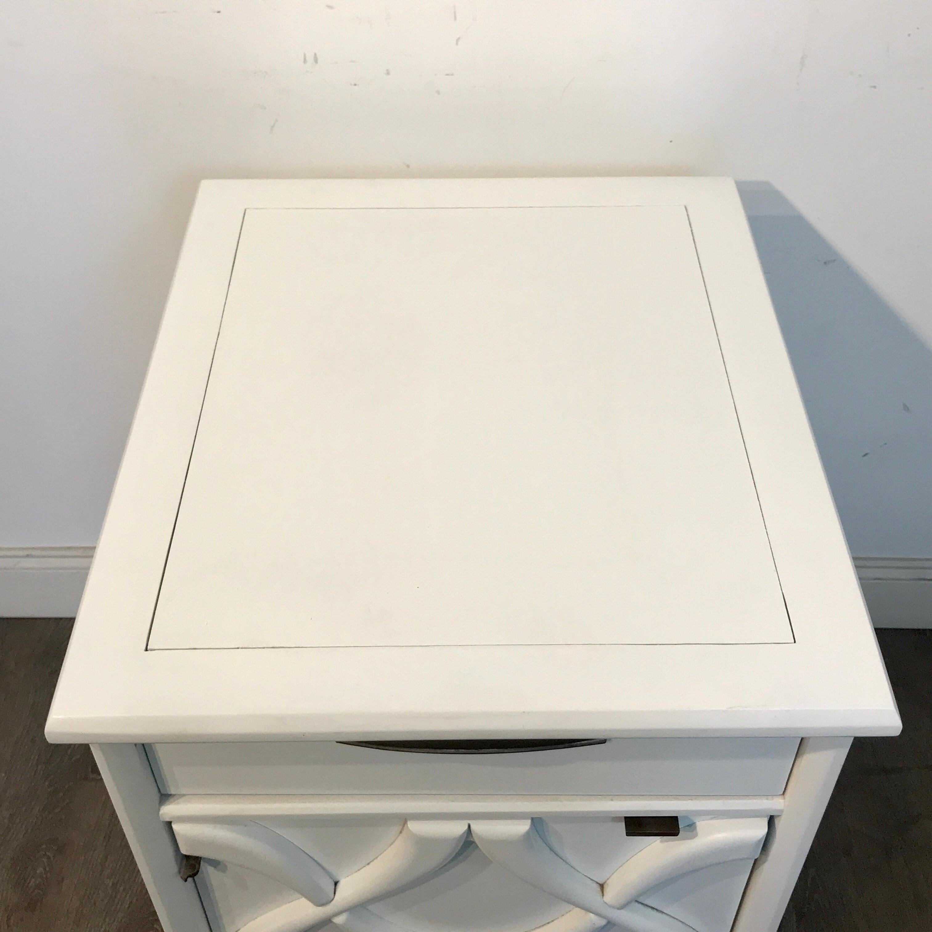 Bois Paire de tables de nuit Moderage Sculptural Parzinger de taille King Size en laque blanche en vente