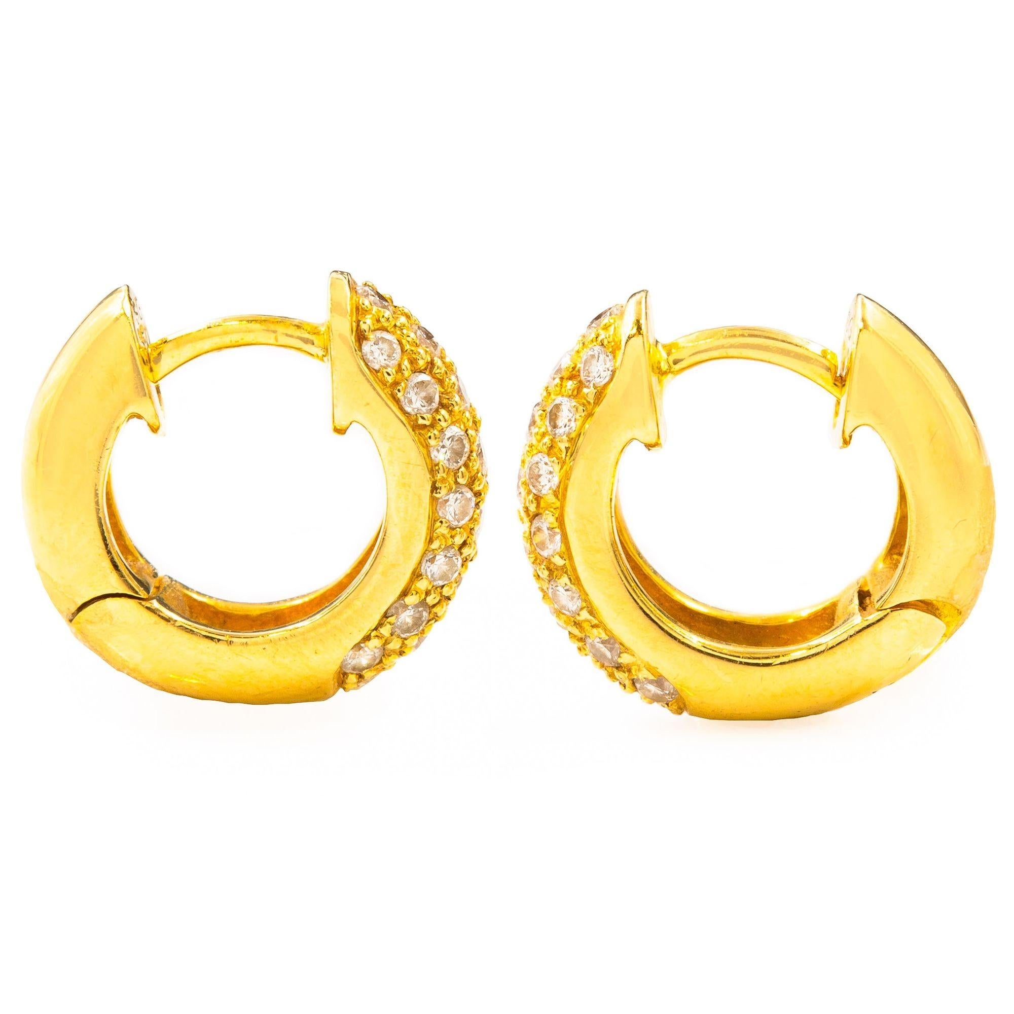 Moderne Paire de boucles d'oreilles modernes Huggie en or jaune 18 carats avec 44 diamants en vente