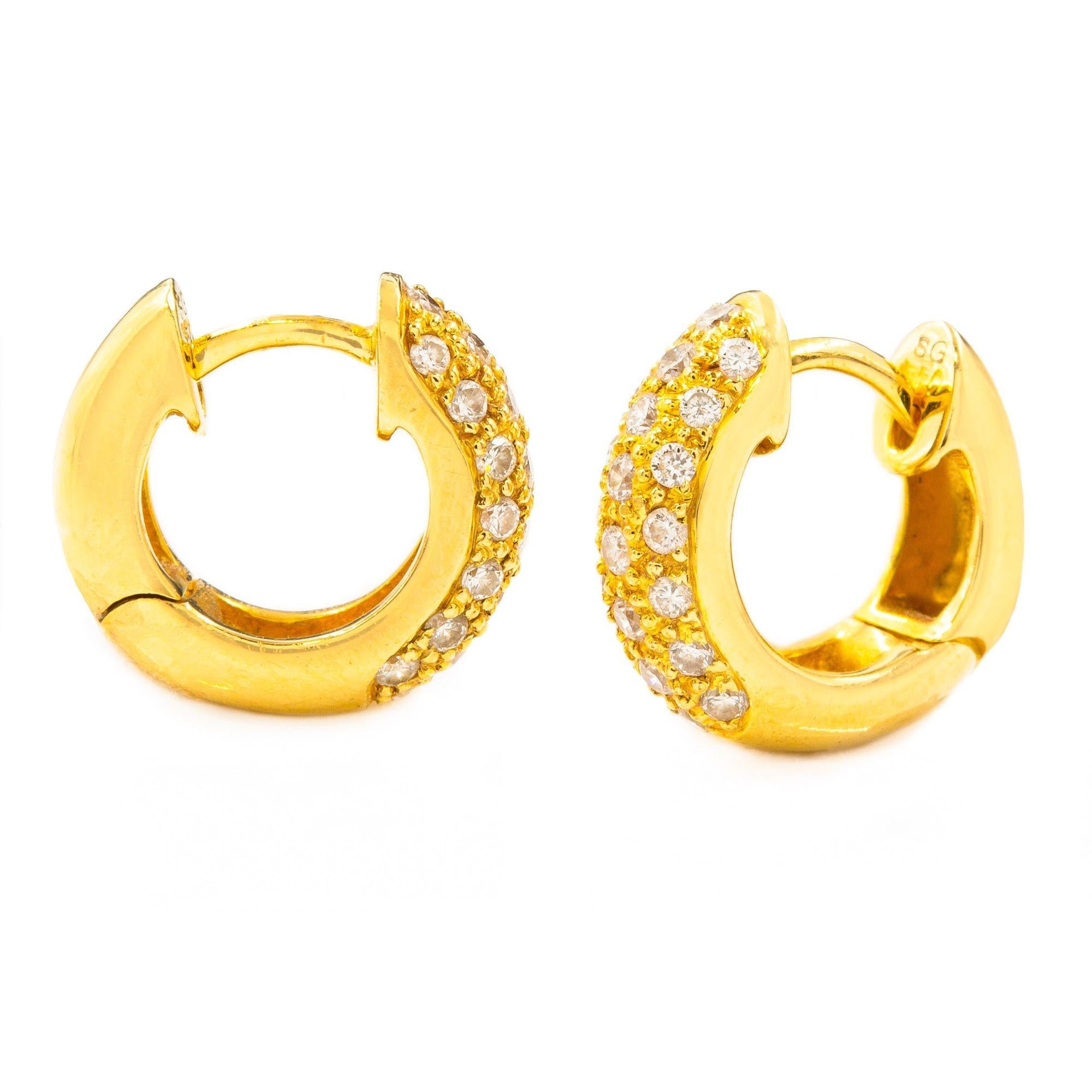 Américain Paire de boucles d'oreilles modernes Huggie en or jaune 18 carats avec 44 diamants en vente