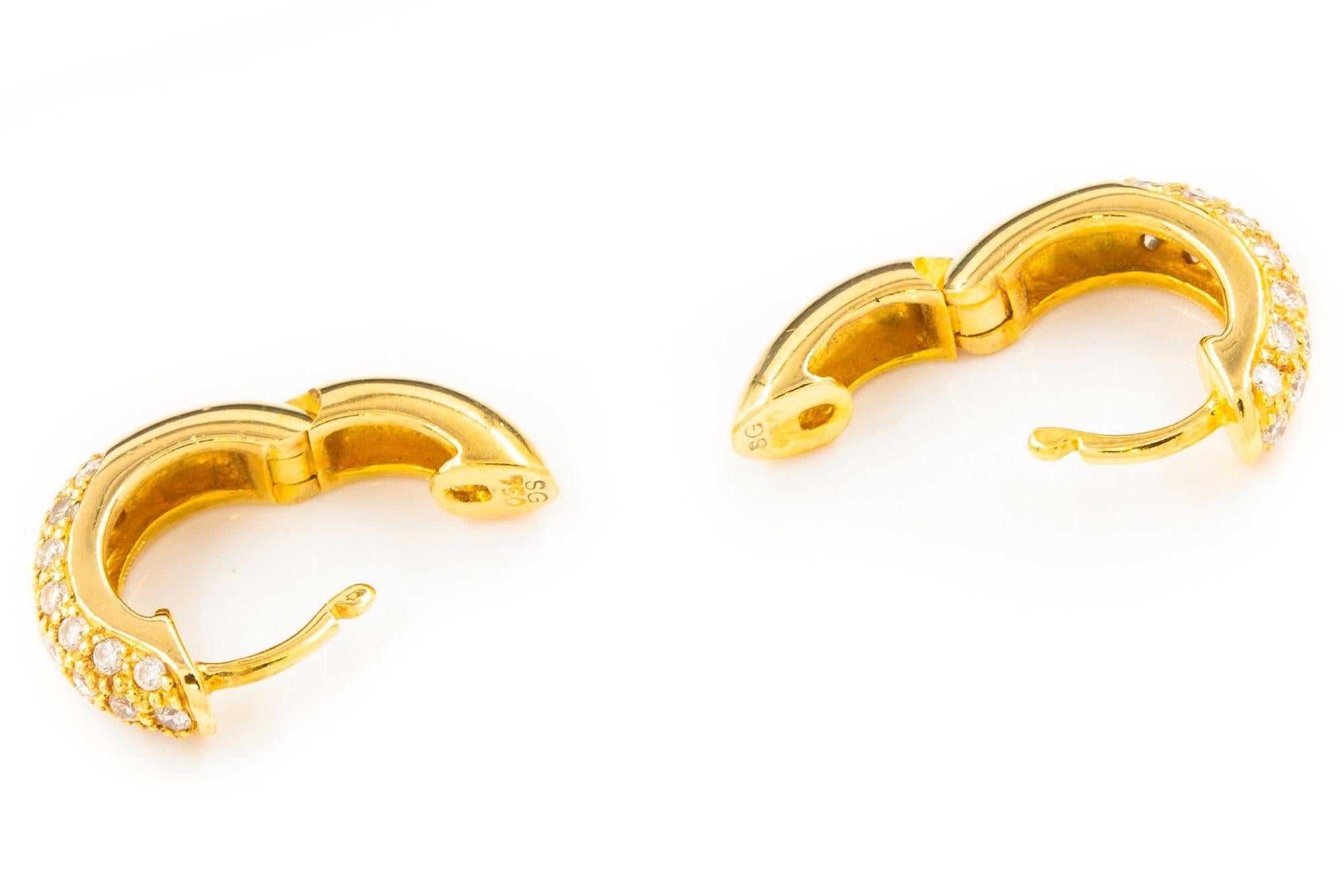 Moderne Huggie-Ohrringe aus 18 Karat Gelbgold mit 44 Diamanten, Paar (21. Jahrhundert und zeitgenössisch) im Angebot