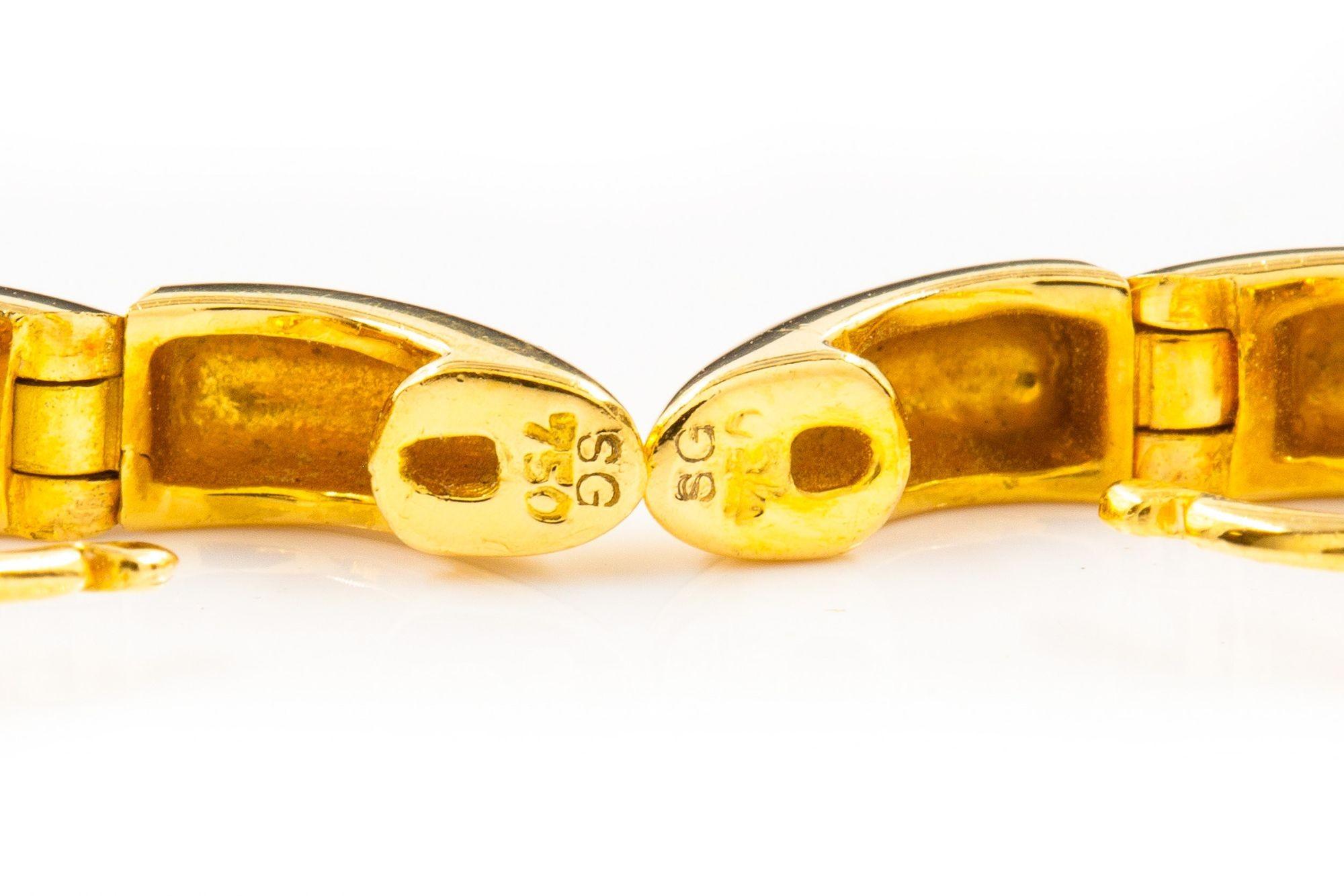 XXIe siècle et contemporain Paire de boucles d'oreilles modernes Huggie en or jaune 18 carats avec 44 diamants en vente