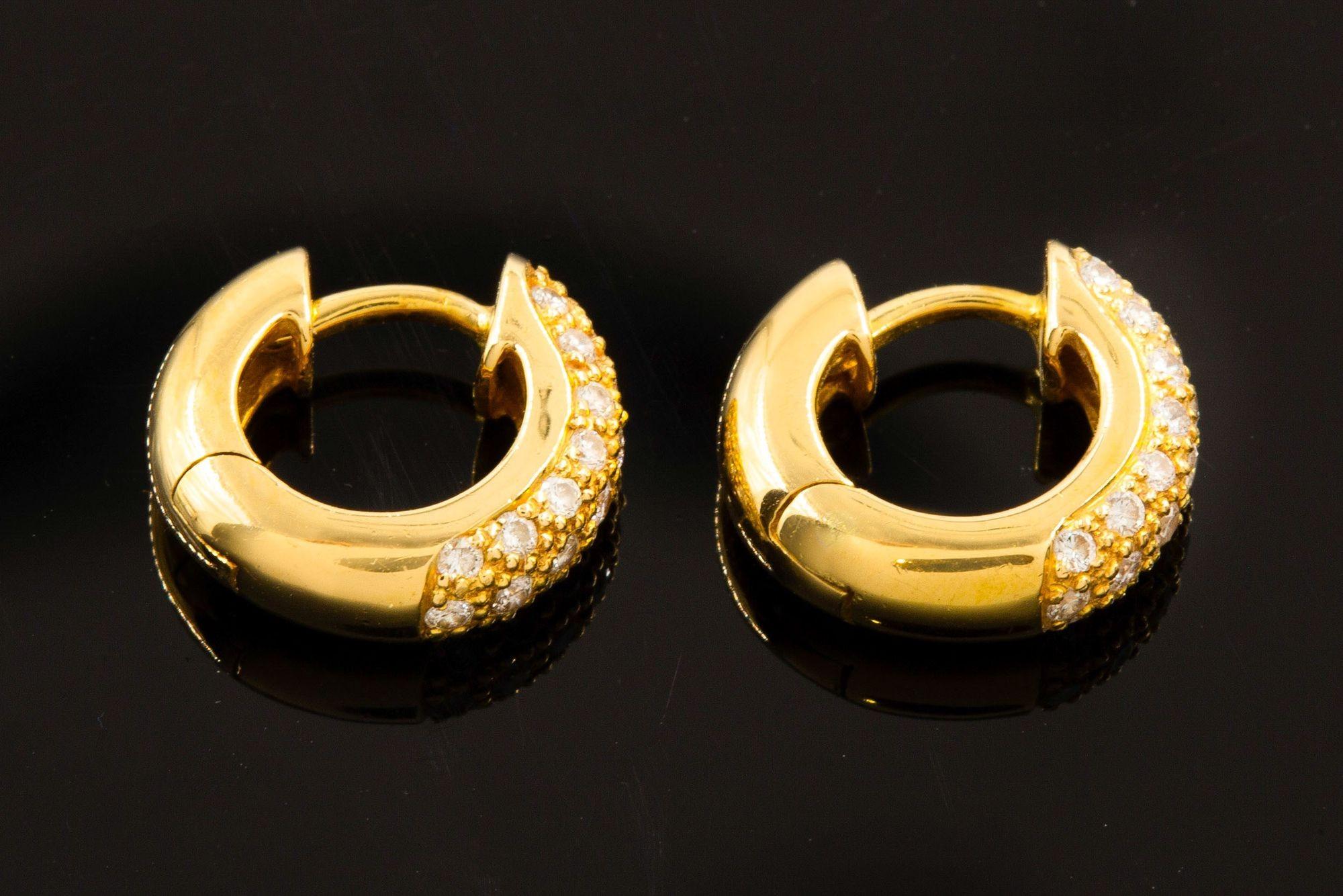 Or Paire de boucles d'oreilles modernes Huggie en or jaune 18 carats avec 44 diamants en vente