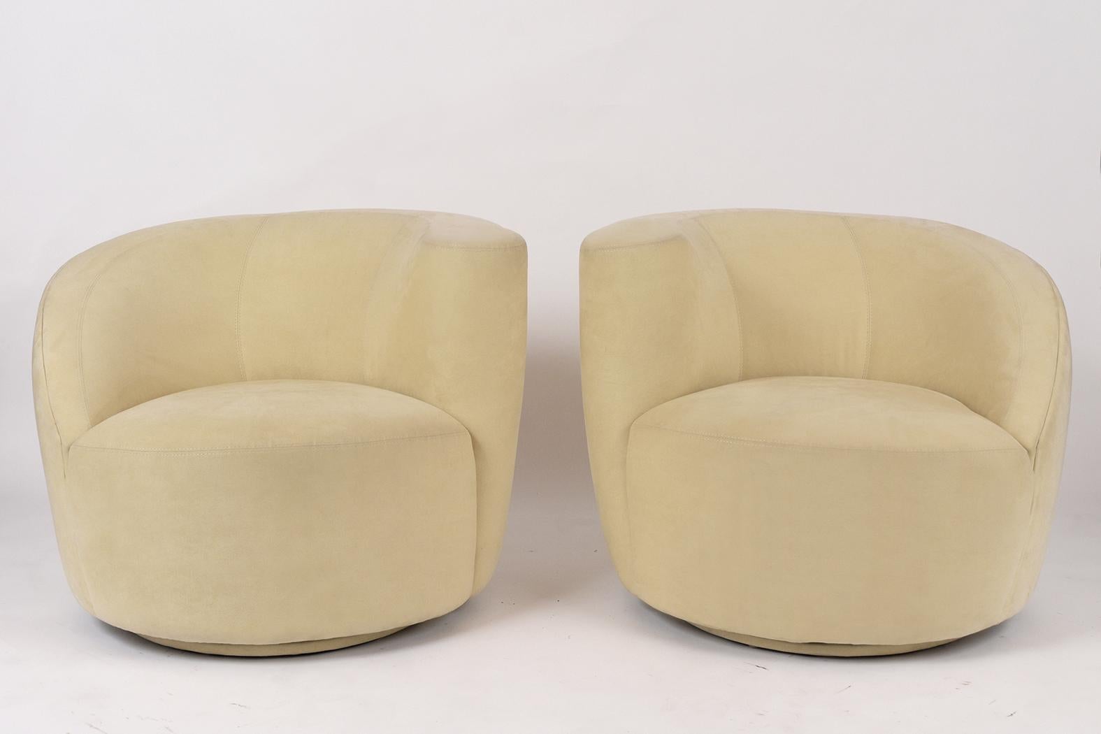 Mid-Century Modern Pair of Modern 1970s Swivel Lounge Chairs