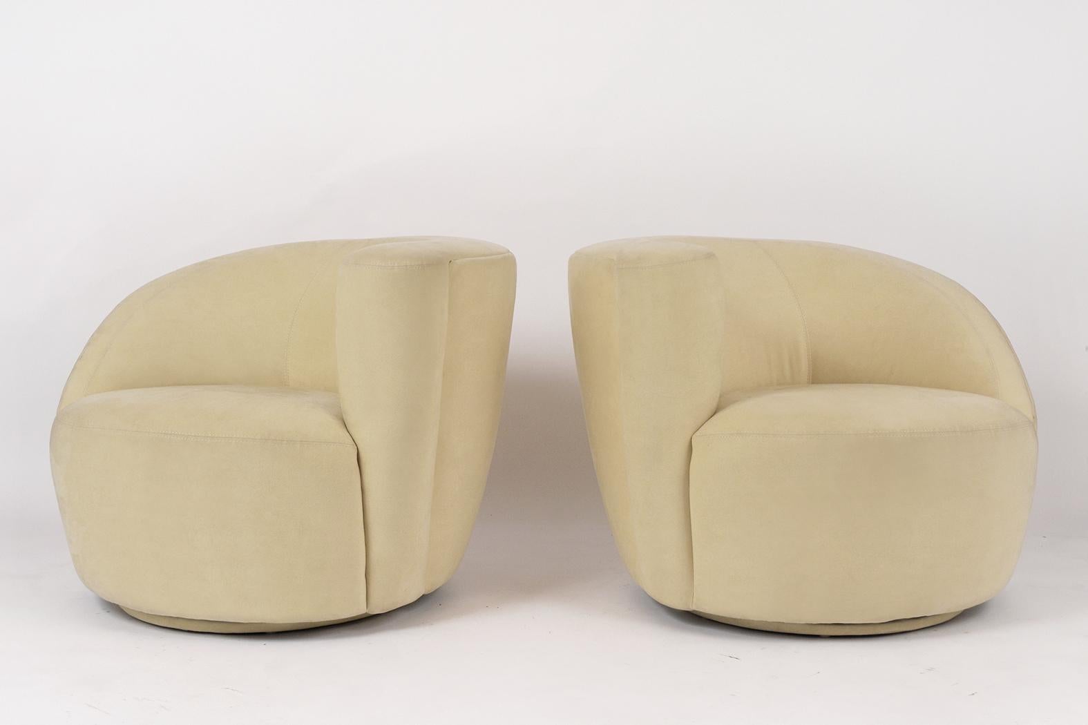 American Pair of Modern 1970s Swivel Lounge Chairs