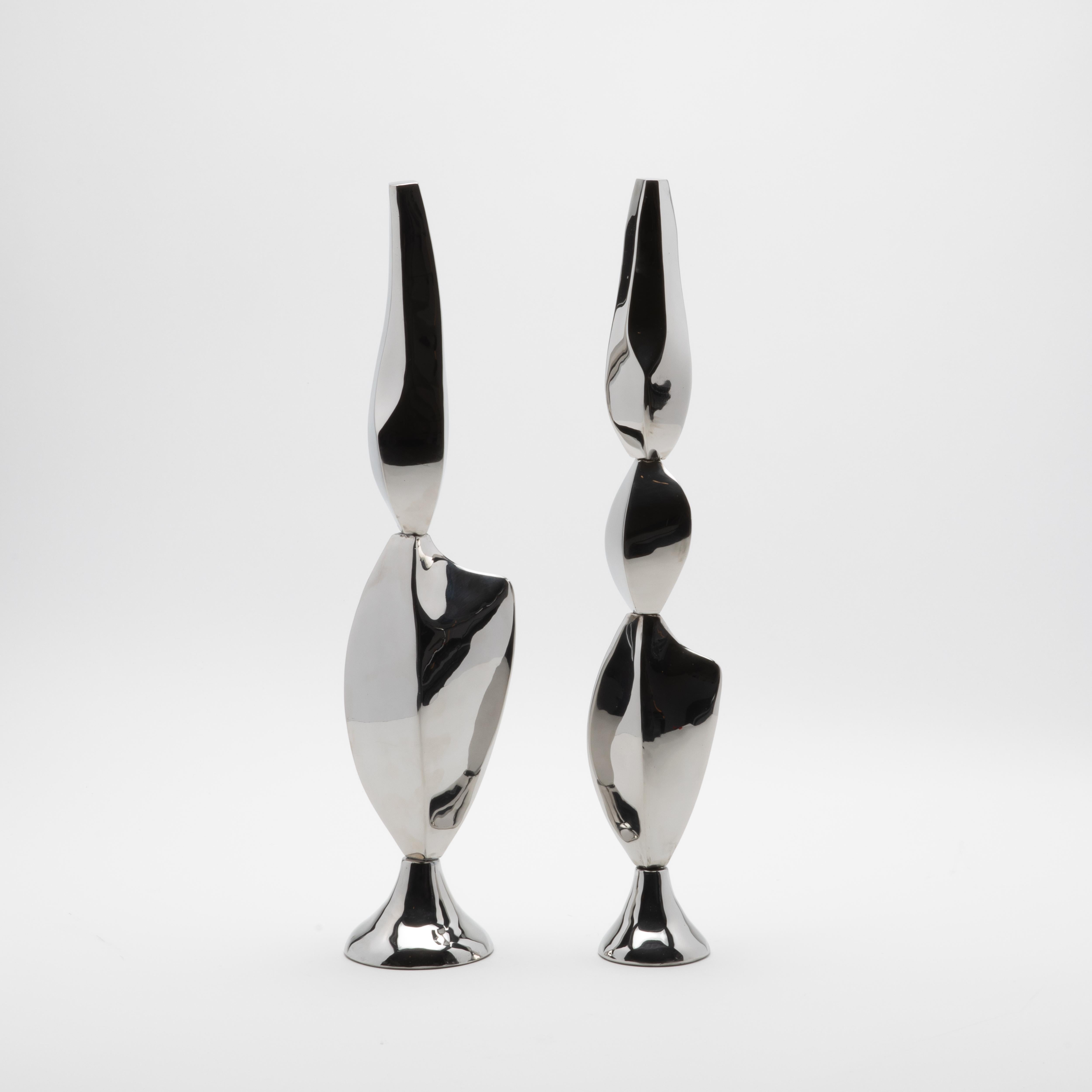 Ti presentiamo una squisita coppia di sculture astratte moderne di Patrick Coard Paris, realizzate con un'impiallacciatura in acciaio lucido intarsiata su un'anima in fibra di vetro per evocare un senso di grandezza celestiale. Queste sculture,