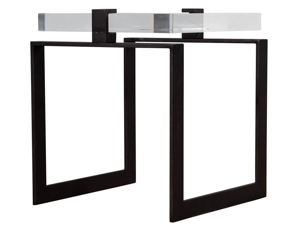 Moderne Beistelltische aus Acryl und Metall, Paar im Angebot 2