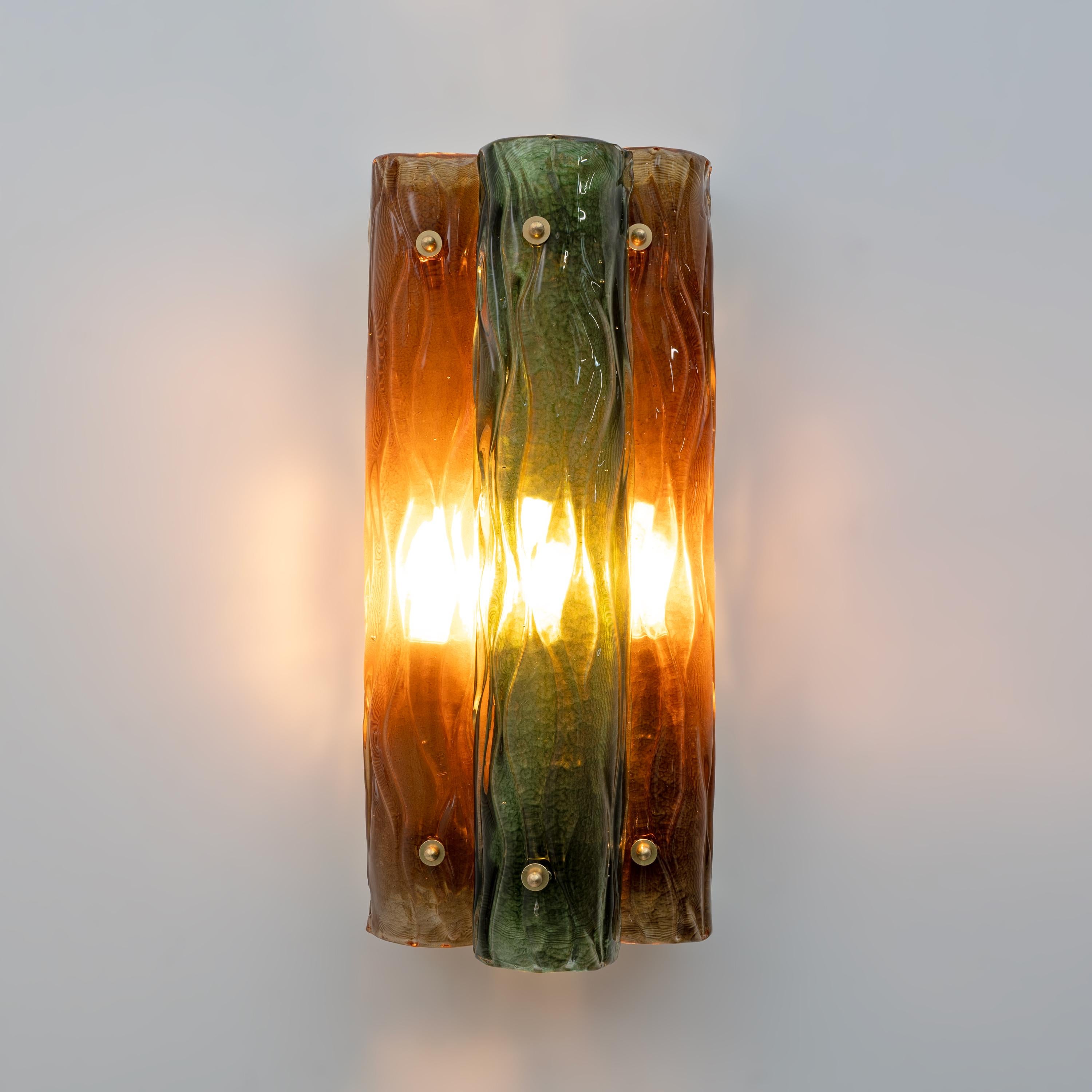 Organico moderno Coppia di lampade moderne in vetro di Murano ambra e verde e ottone in vendita
