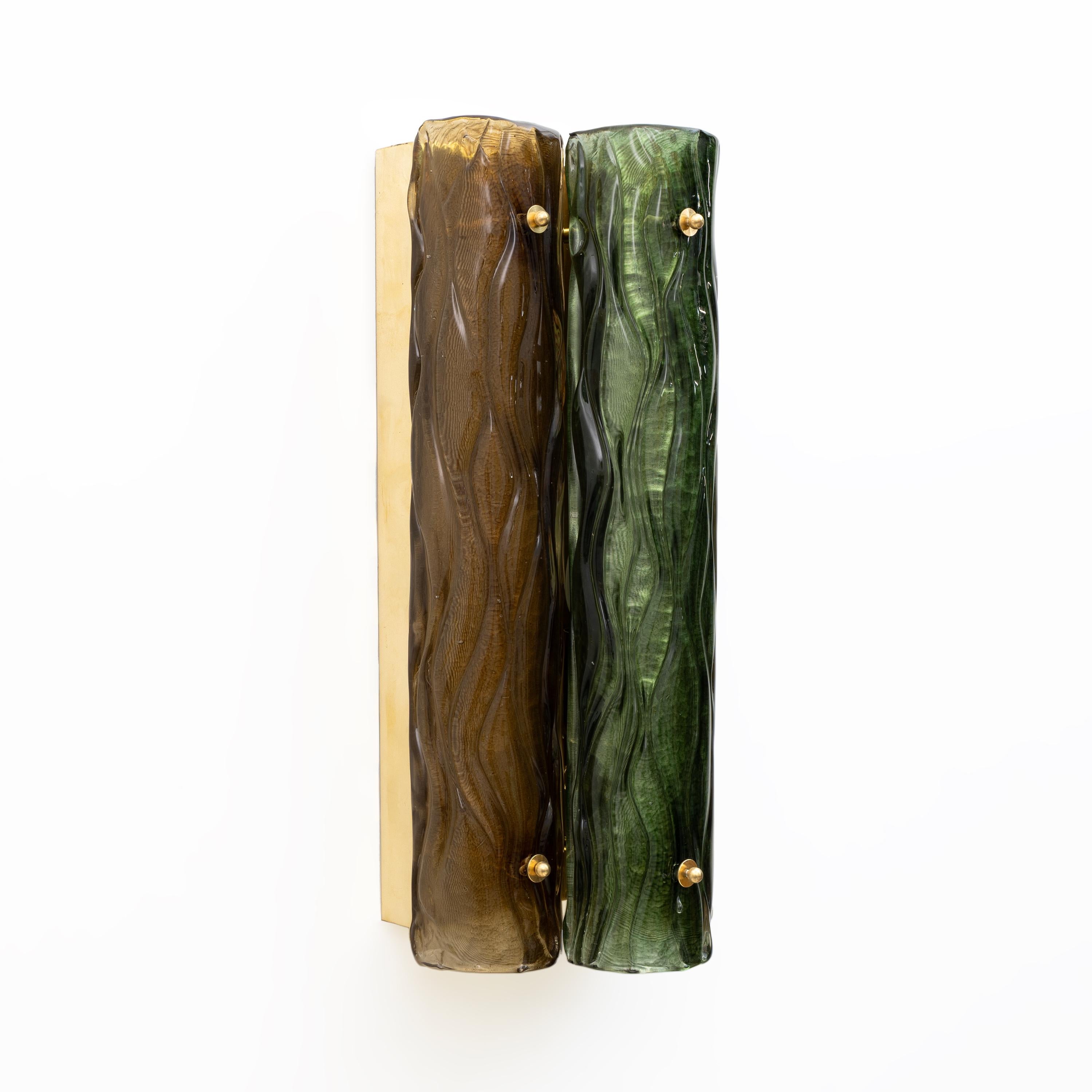 Italiano Coppia di lampade moderne in vetro di Murano ambra e verde e ottone in vendita