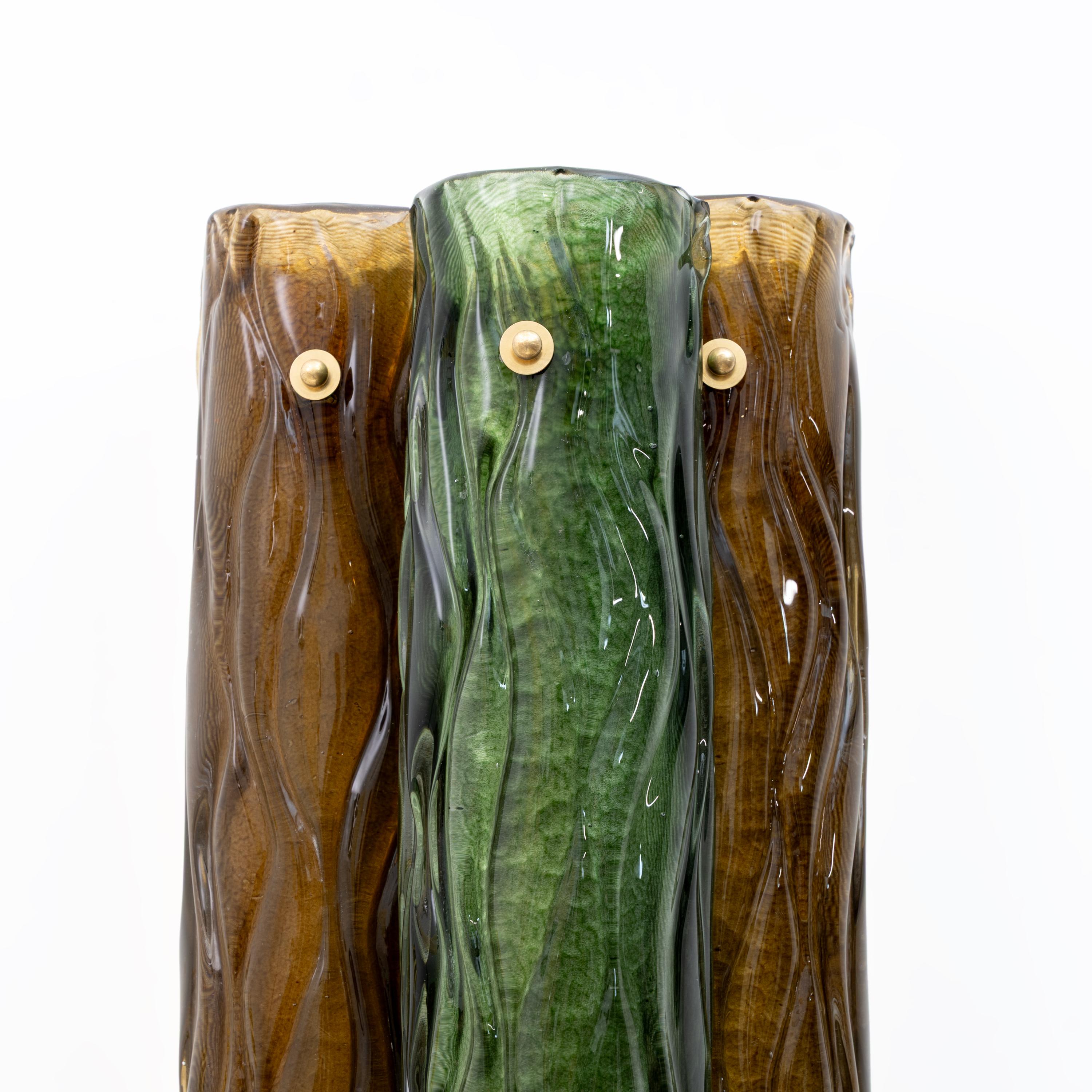 XXI secolo e contemporaneo Coppia di lampade moderne in vetro di Murano ambra e verde e ottone in vendita
