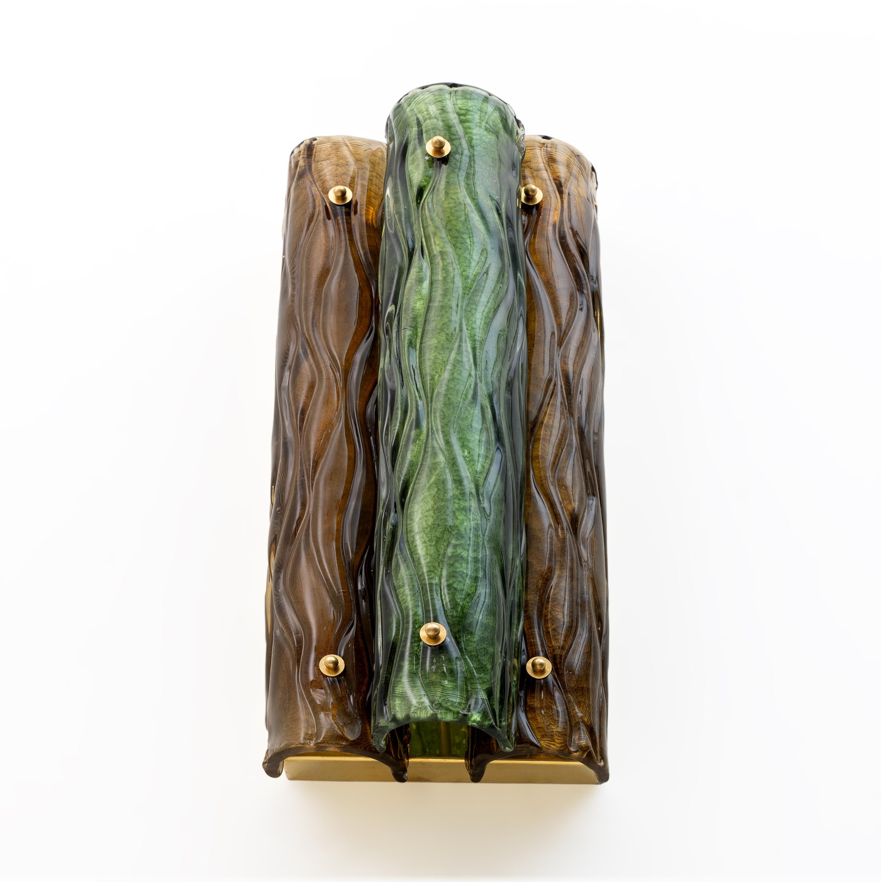 Ottone Coppia di lampade moderne in vetro di Murano ambra e verde e ottone in vendita