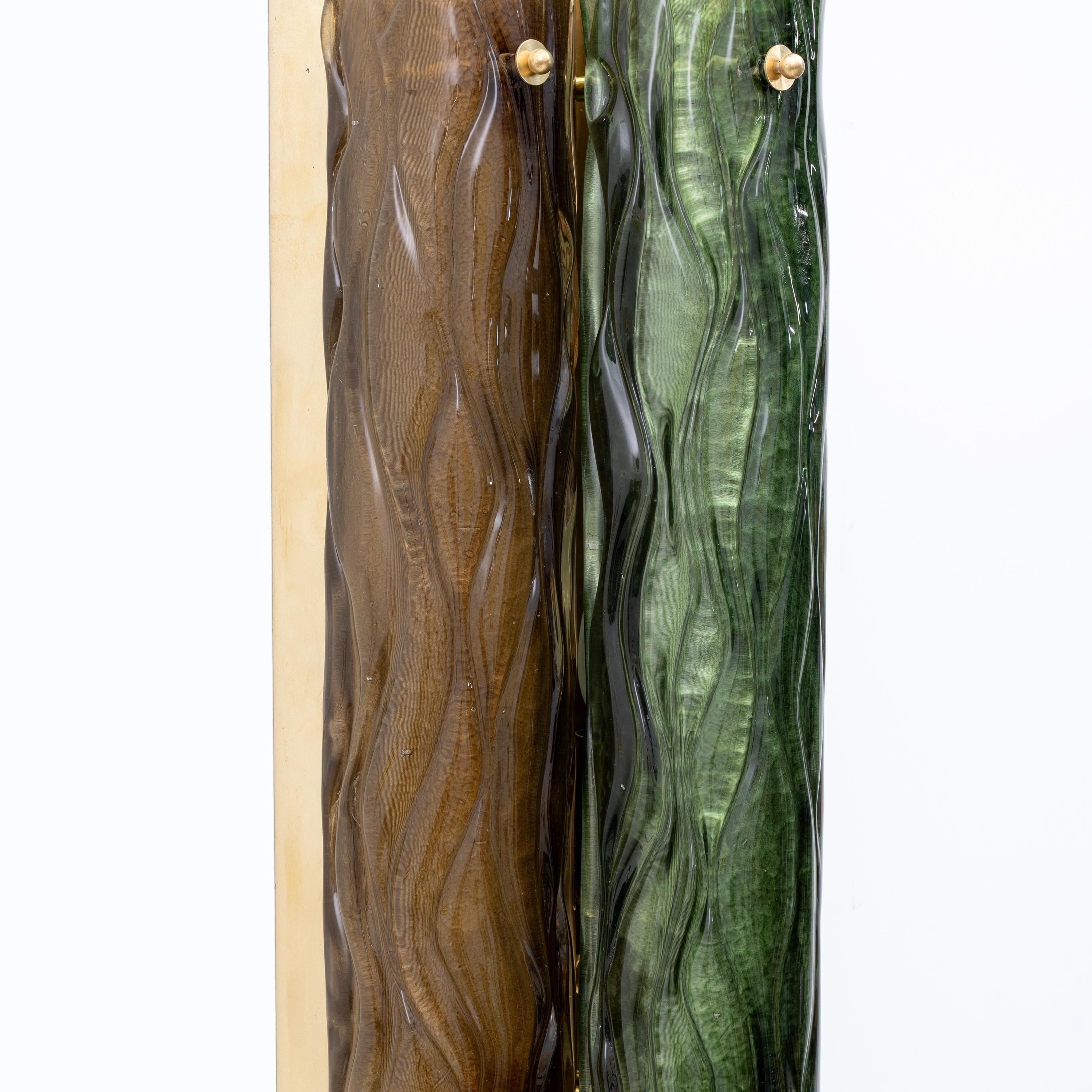 Coppia di lampade moderne in vetro di Murano ambra e verde e ottone in vendita 1