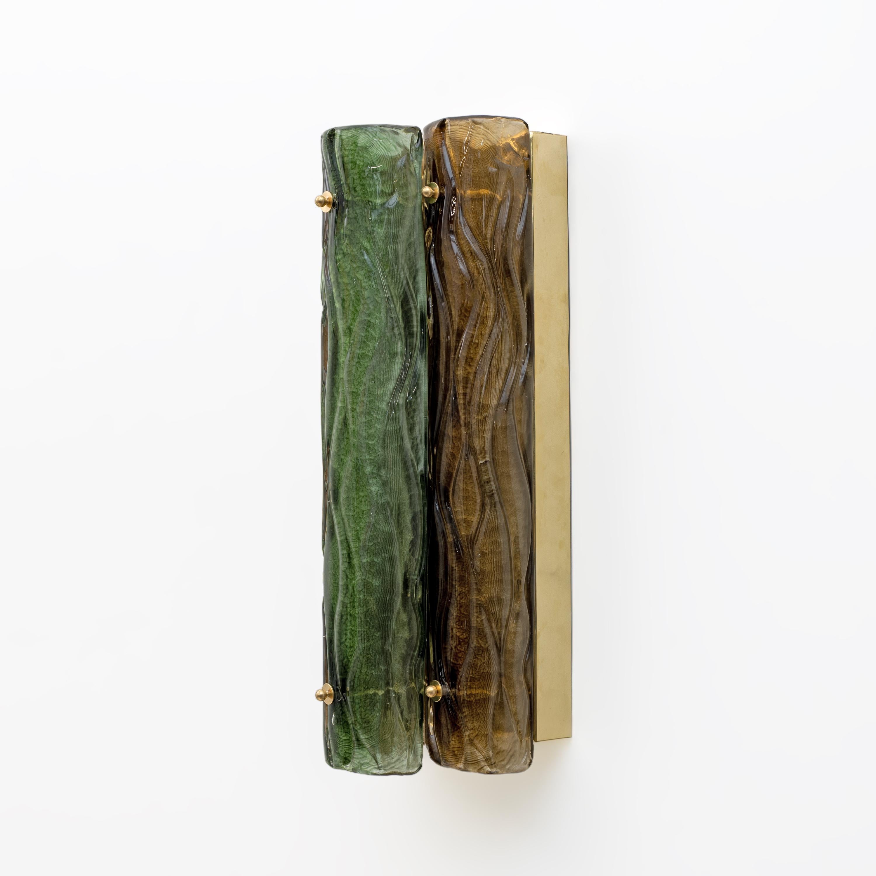 Coppia di lampade moderne in vetro di Murano ambra e verde e ottone in vendita 2