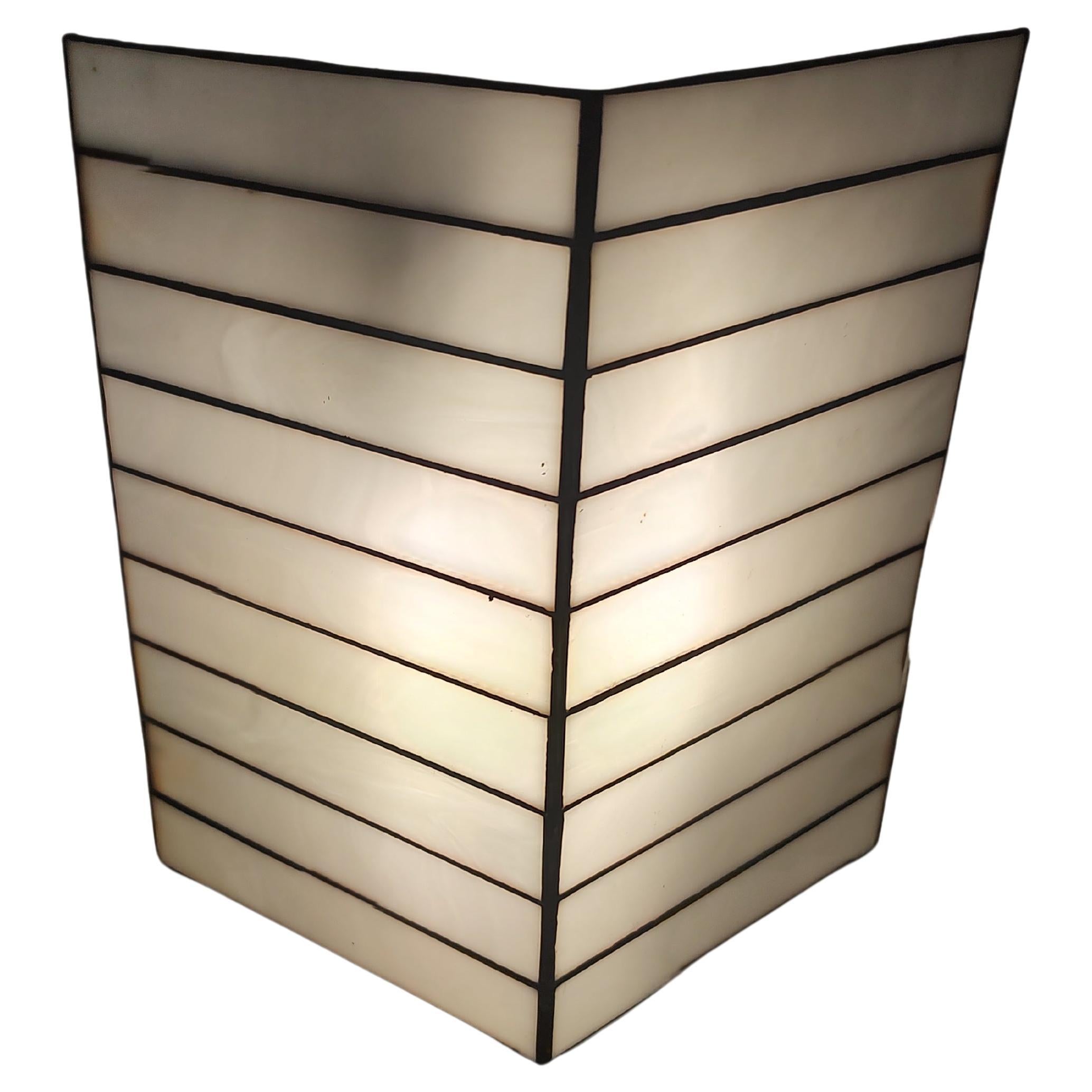 Simple et élégante paire d'appliques sculpturales en verre au lait plombé de style moderne du milieu du siècle, placées en diagonale. Rare et difficile à trouver dans ce design architectural, nous avons deux paires disponibles. Le prix est indiqué