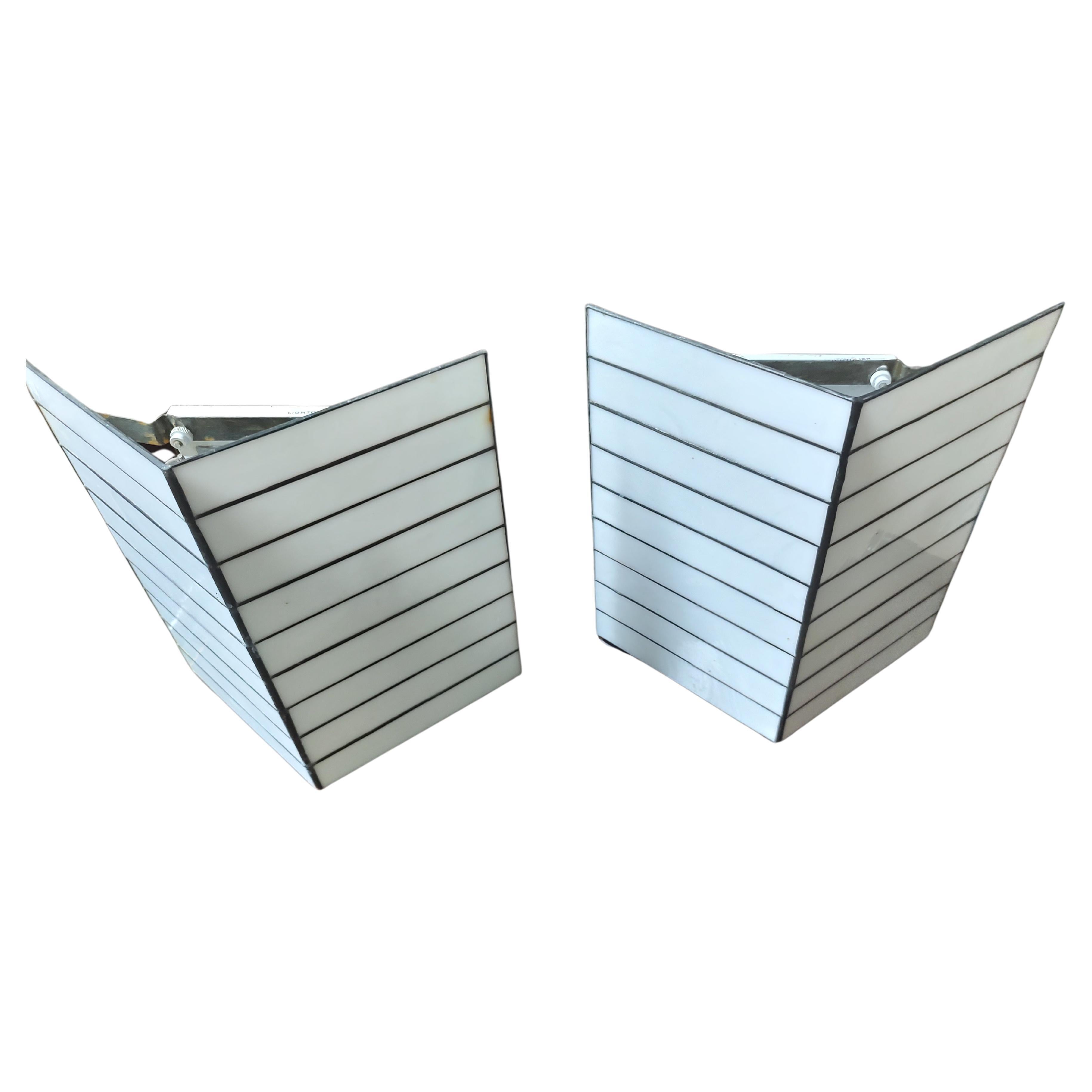 Mid-Century Modern Paire d'appliques architecturales modernes en verre dépoli par Lightolier en vente
