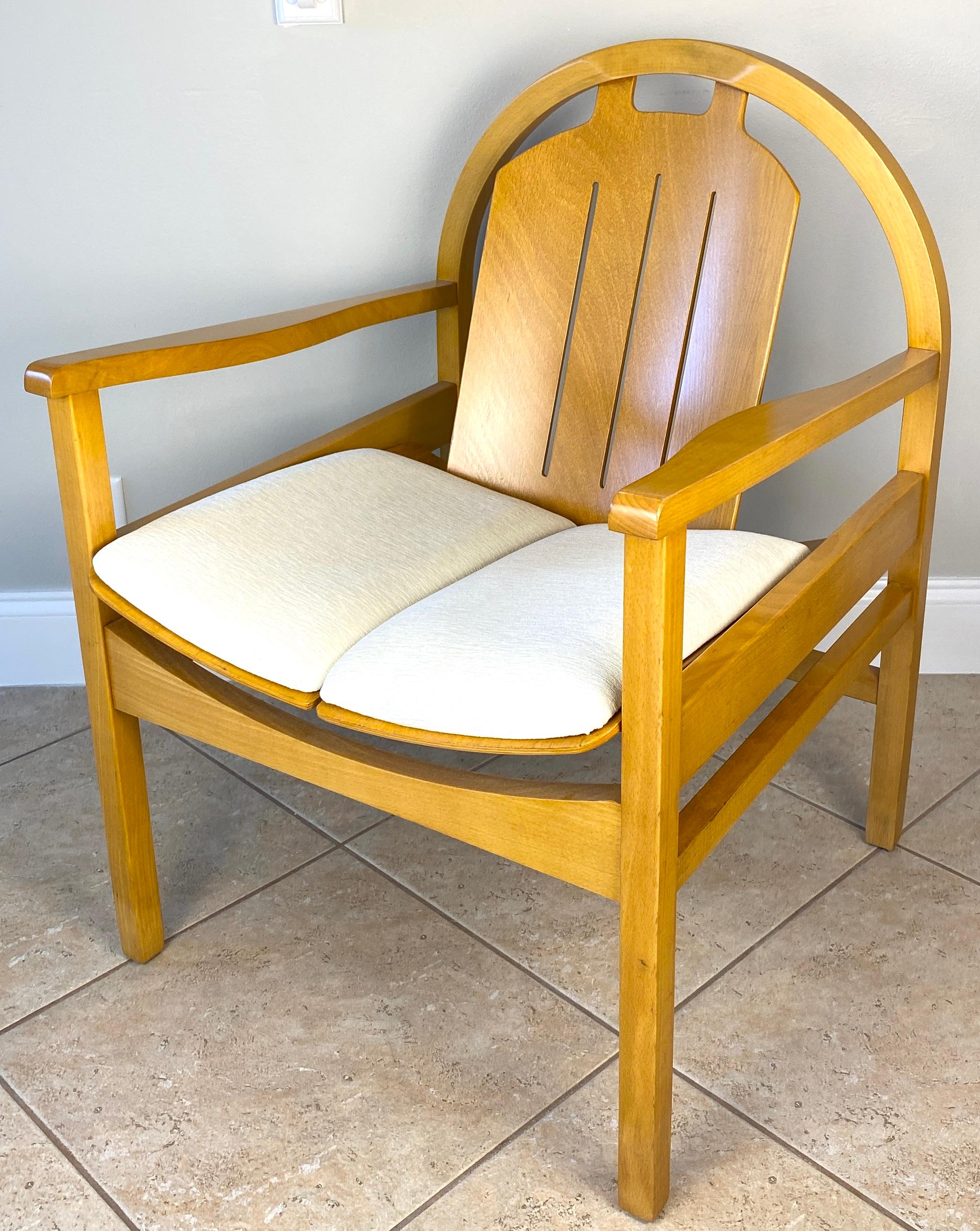Ein feines, aufgearbeitetes und neu gepolstertes Paar Baumann Sessel Buchenholz, mit Creme Farbe Stoff um 1970. 

Diese wunderschönen und qualitativ hochwertigen Sessel oder Argos Lounge Chairs wurden von Baumann France entworfen und hergestellt.