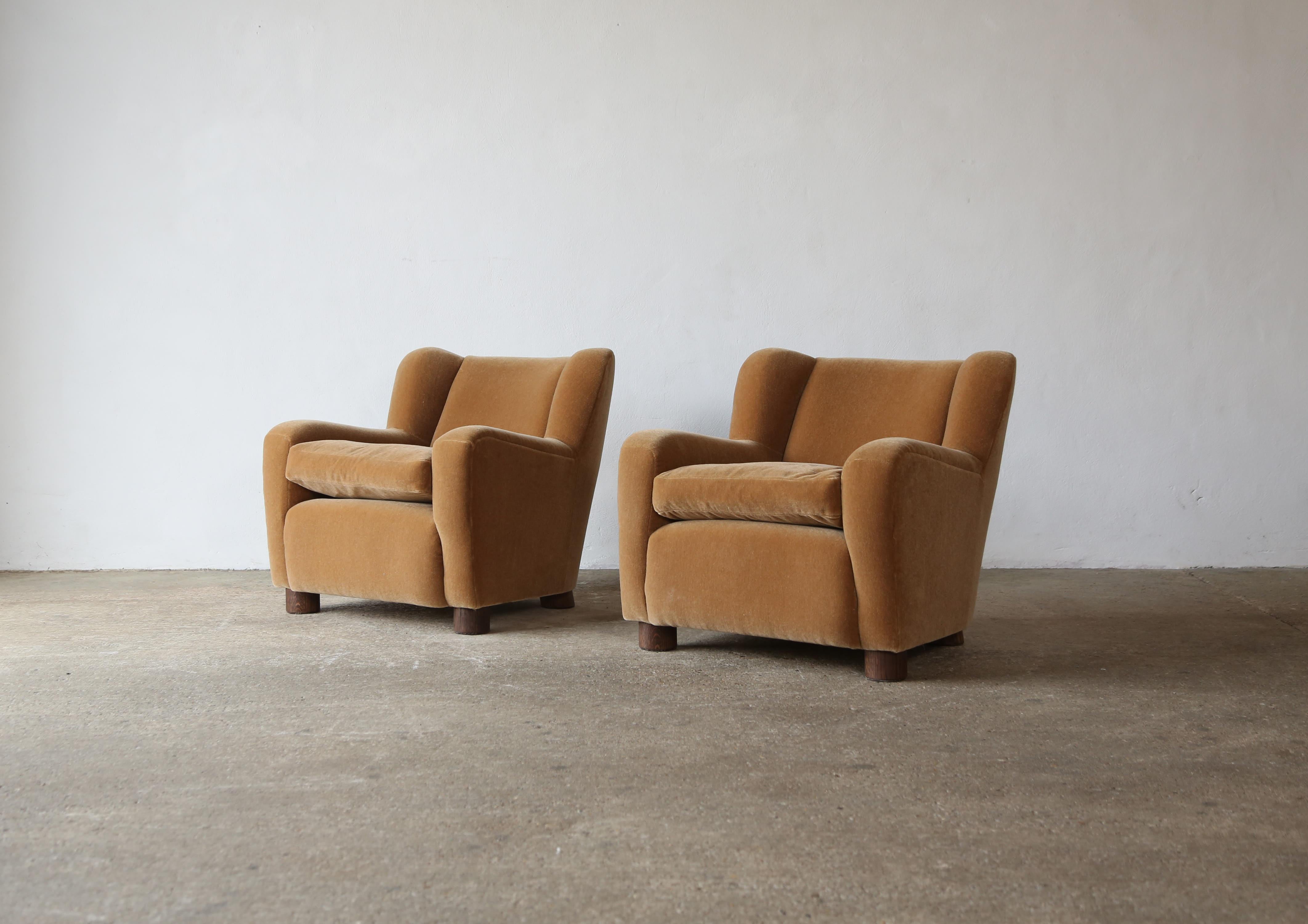 Mid-Century Modern Pair of Armchairs Upholstered in Pure Mohair For Sale