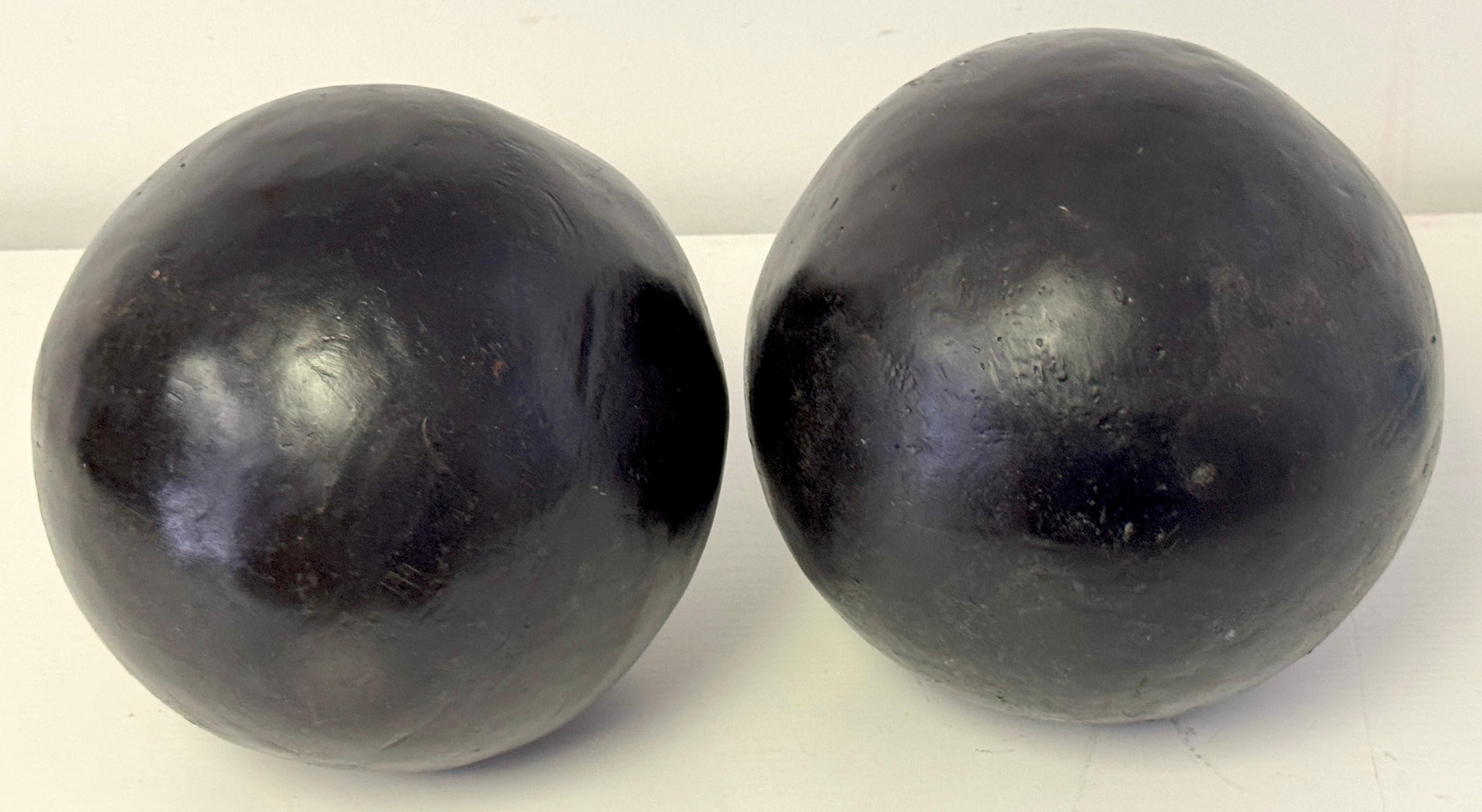 Paar moderne Bronze-Gartenkugeln/Sphären, Ende des 20. Jahrhunderts, Kunsthandwerker

Ein skulpturales Paar handgefertigter Bronzekugeln, jede mit einem Durchmesser von 8 Zoll und einem Gewicht von etwa 14 Pfund. Diese in Bronze gegossenen und