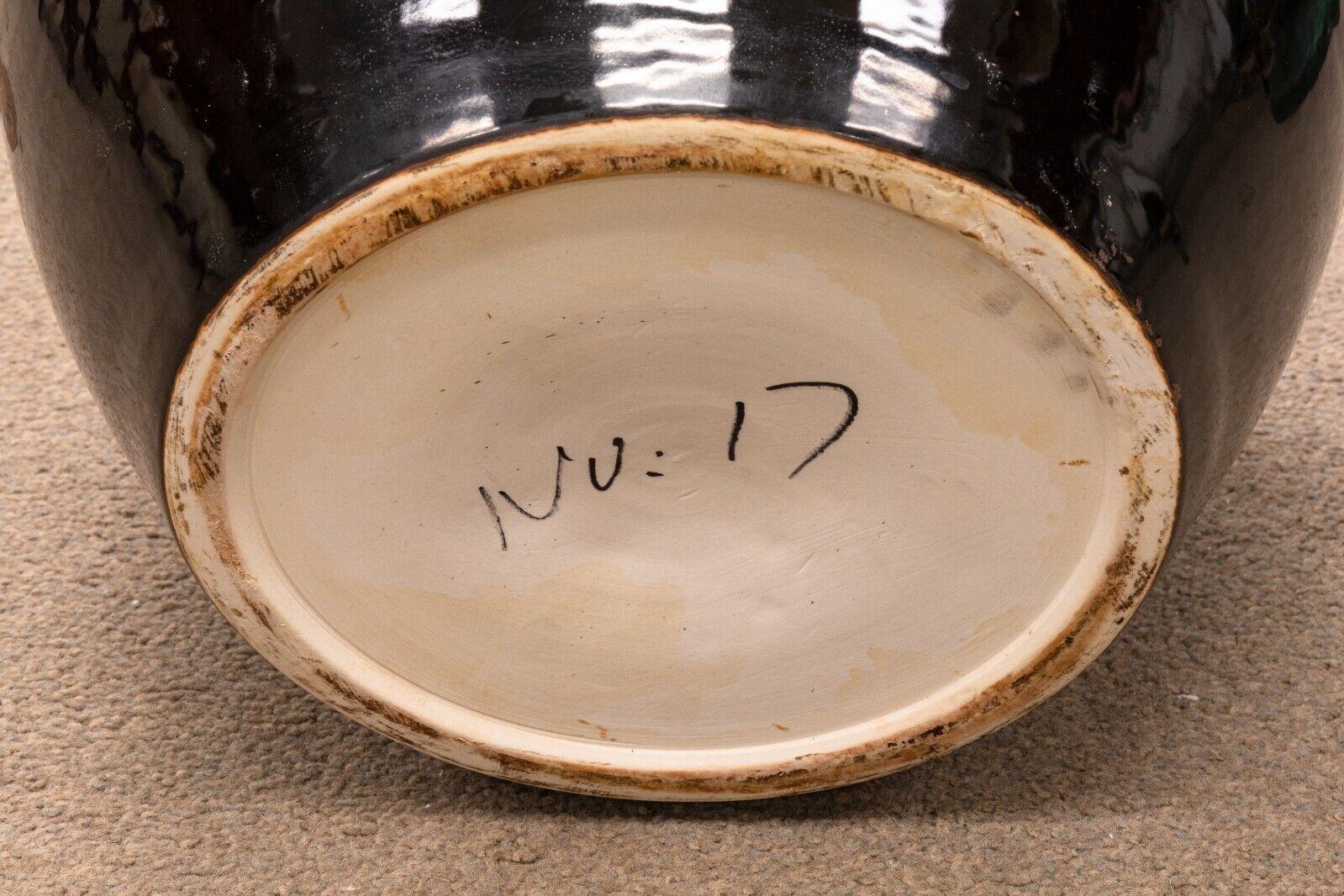 Céramique Paire de vases d'urne asiatiques modernes en céramique émaillée noire sur socle en bois orné en vente