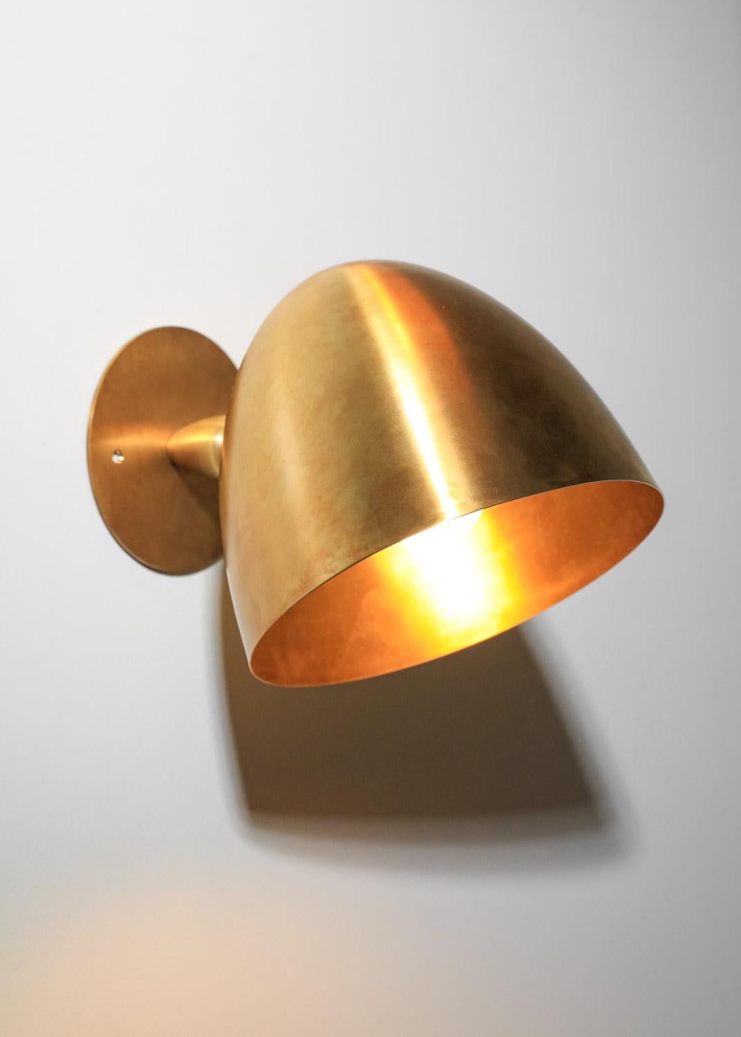 coppia di applique moderne a forma di campana in ottone massiccio patinato in vendita 2