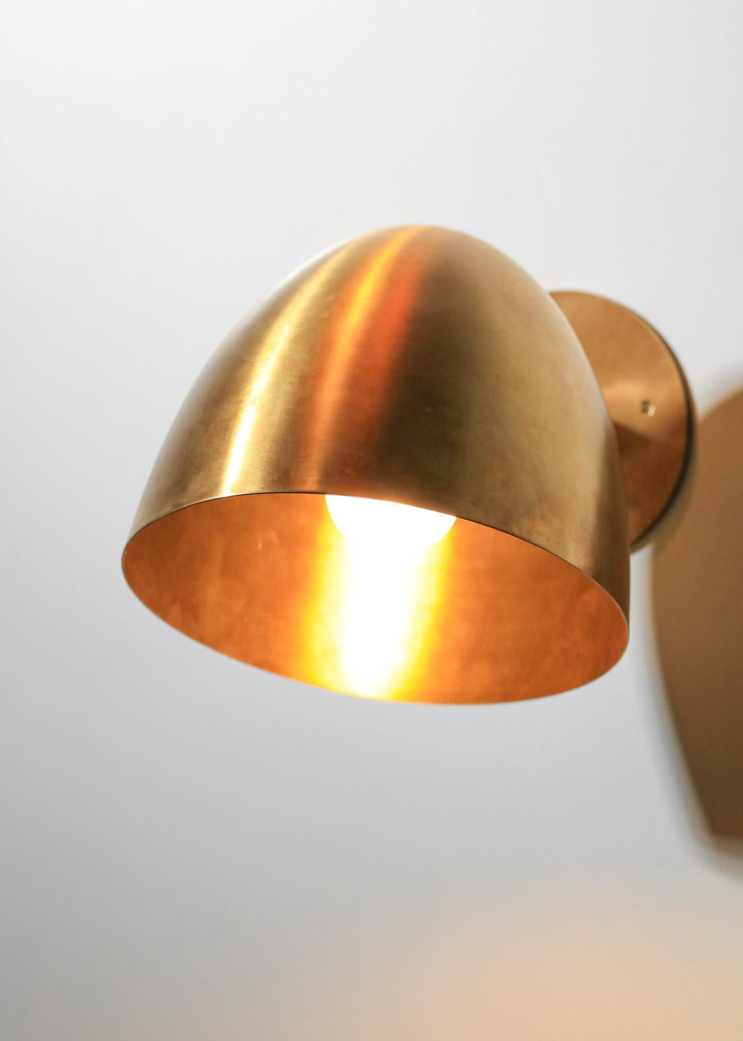 coppia di applique moderne a forma di campana in ottone massiccio patinato in vendita 3
