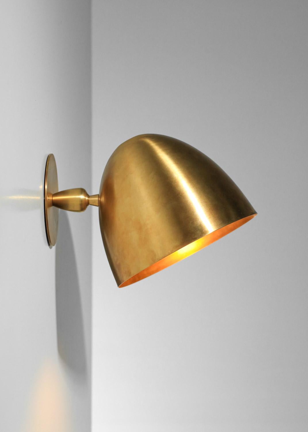 Mid-Century moderno coppia di applique moderne a forma di campana in ottone massiccio patinato in vendita
